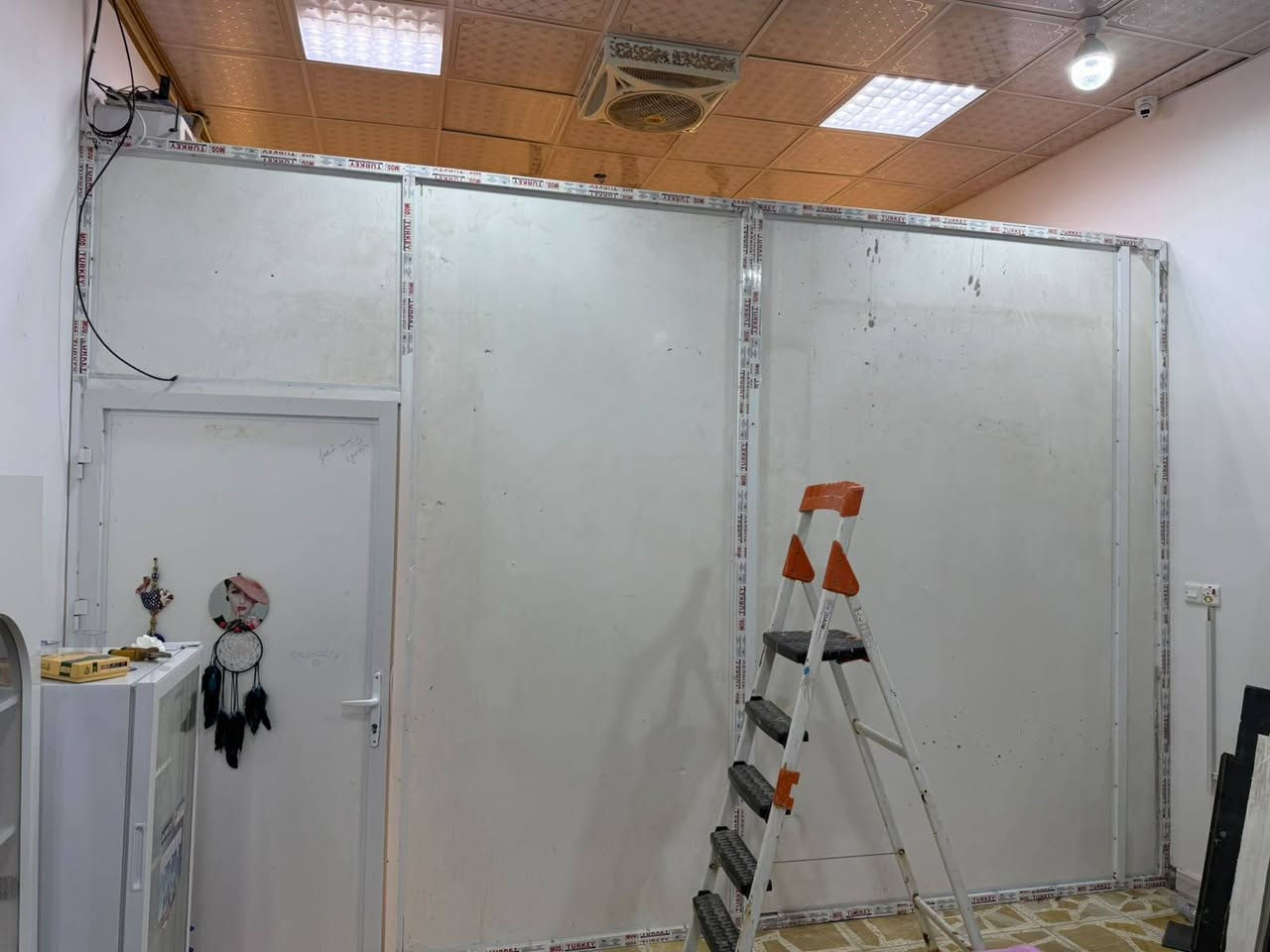 قاطع للبيع
العرض 5 متر 
الارتفاع 3 متر 
مع باب
السعر 300 الف وبي مجال
للاسفتسار واتساب***********
