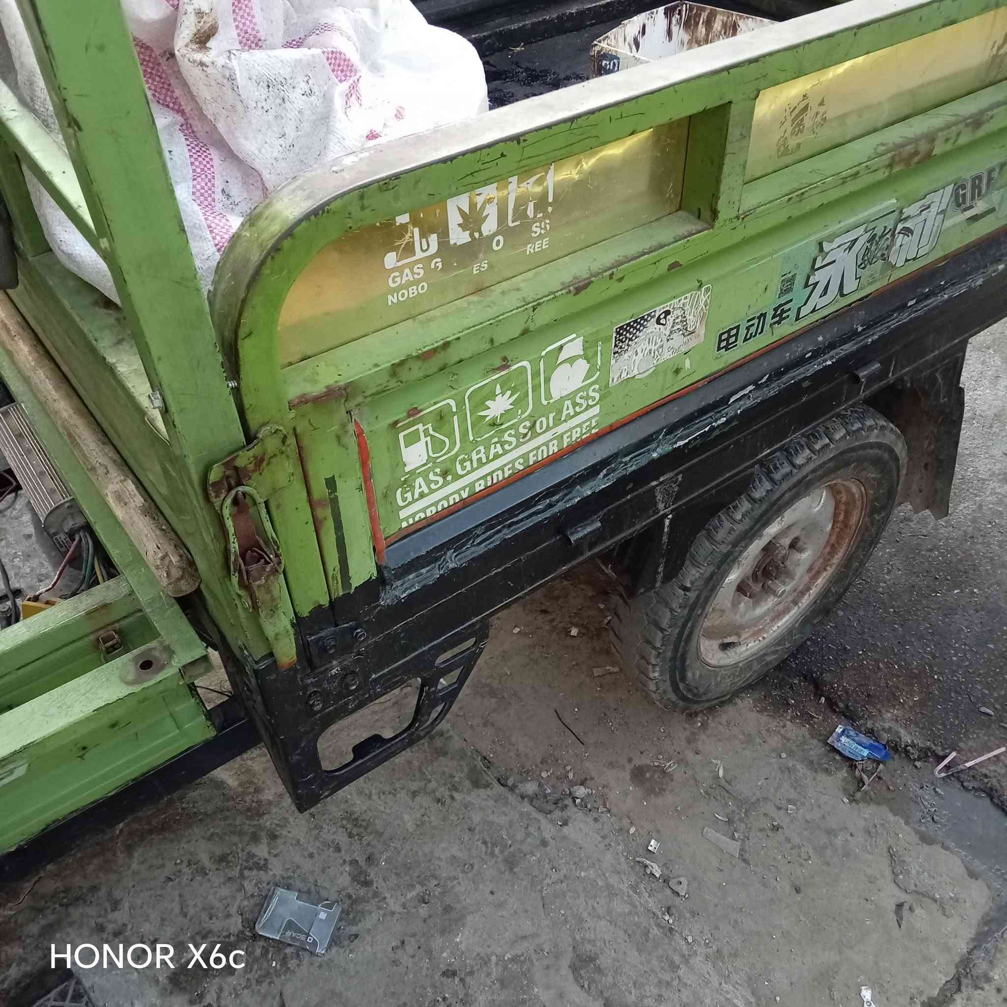 السلام عليكم ستوته شحن للبيع موديل 22 باتريات الكبار 600 وبيها مجال هذا رقمي***********

نص مكتوب في الصور:
- HONOR X6c
