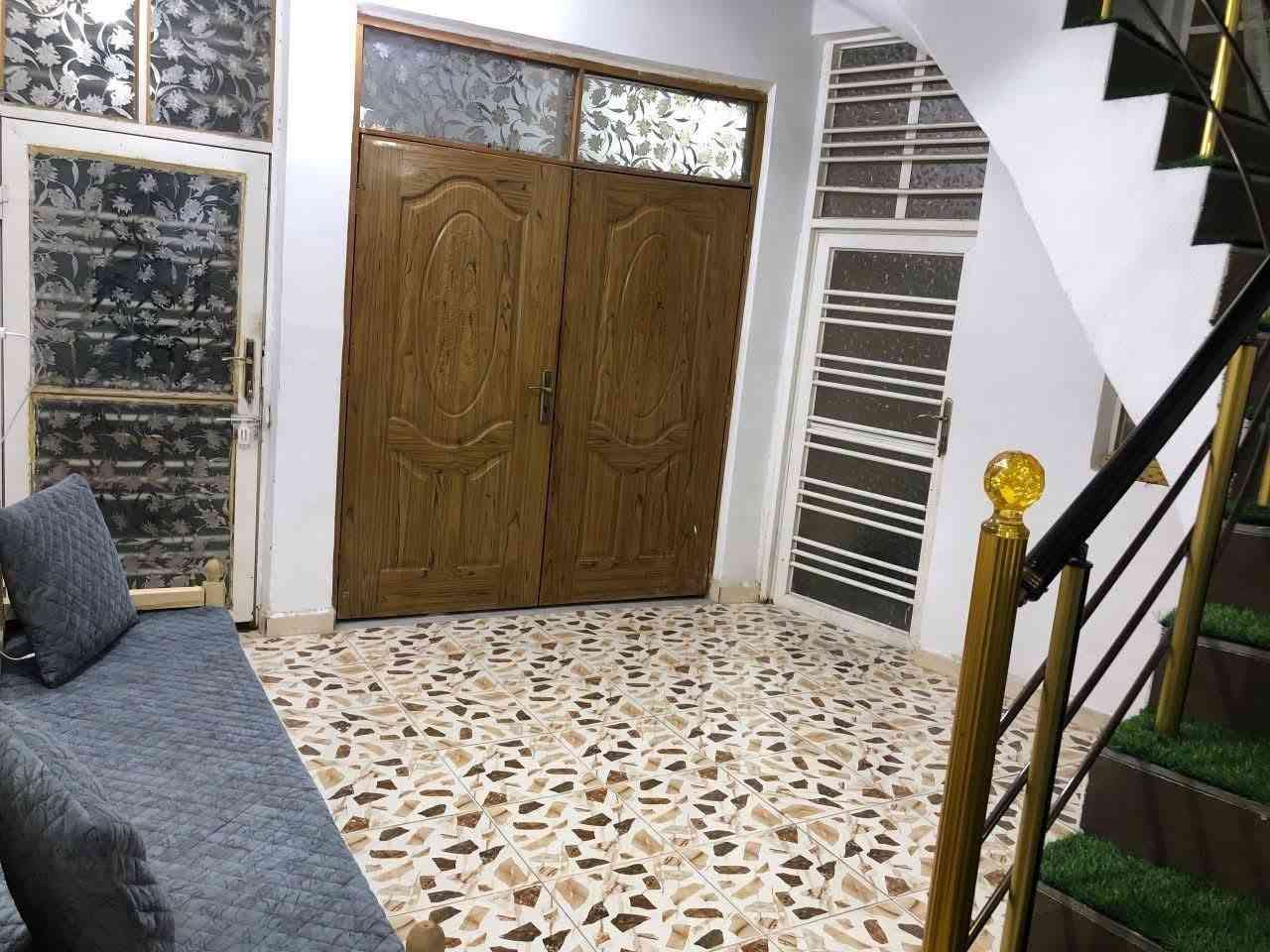 🔴 بيع مستعجل – دار 100م² في النجف / شارع المطار الجديد قريب ع الشارع🔴
🏠 دار مرتب ونظيف وجاهز للسكن
📍 الموقع: شارع المطار الجديد – شارع السبيس
📐 المساحة: 100م²
📜 سند 25 مشمول بقرار المحكمه – طابو زراعي
🏡 طابقين
تفاصيل الدار:
• الطابق الأول: غرفة + صالة + استقبال + مطبخ حار + مطبخ بارد
• منورين
• صحيات داخلية وخارجية
• الطابق الثاني: غرفة + صالة + مخزن بالسطح 
• البيت مرتفع عن مستوى الشارع
• الأساس والسقف كونكريت
• أرضيات بورسلين
• سقف ثانوي للبيت
• المنطقة مأهولة والخدمات متوفرة
• قريب من الشارع والخدمات
💰 السعر: 51 غير قابل للتفاوض
📞 التواصل مباشرة مع صاحب البيت
📱 واتساب: ***********
