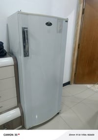ثلاجه نوع كريازي للبيع شغاله والفريز يجمد  ما اعرف شكد سعره اطي سعر با...
