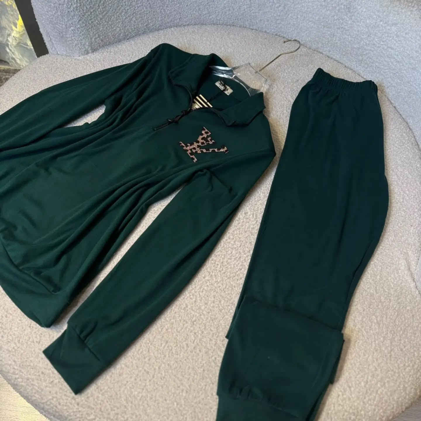 ❄️ موديلات شتائية وصلت  🤎

💰 السعر: [15 الف فقط]
📏 القياسات: [ L..XL..2XL..3XL

📩 للطلب
صورة الموديل 
 القياس 
 اللون على الخاص، 
ونثبت لجِ الطلب ونرسل تفاصيل التوصيل 🛍️

✨ لا تفوتچ، اطلبي موديلچ المفضل هسه!
@Celin_Al_Qaisi

***********
