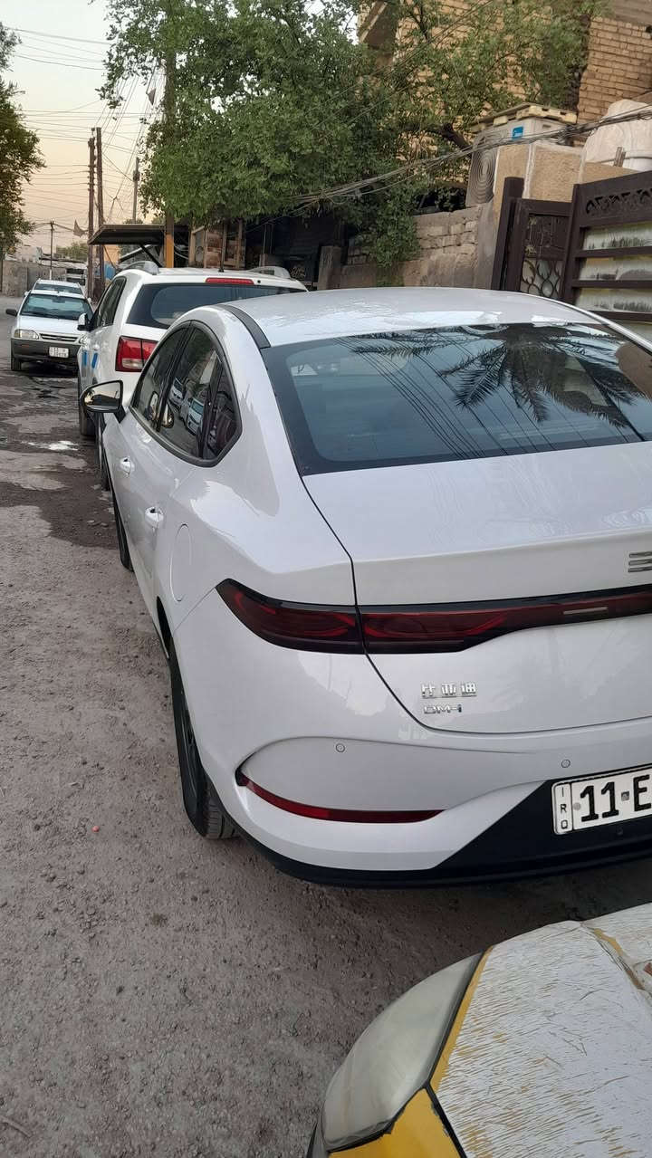 السلام عليكم byd كن بلاس أبيض داخل زيتوني رقم بغداد بأسمي ماشيه ١٦٠٠ كامل ملحقاته بيه ملاحضه بسيطه اثر دحجه ماشر عليه بالصور بدون زلغ او شخط كفاله  سبب البيع عندي بناء السعر ١٩٢٠٠ مكني بغداد الدوره ***********
