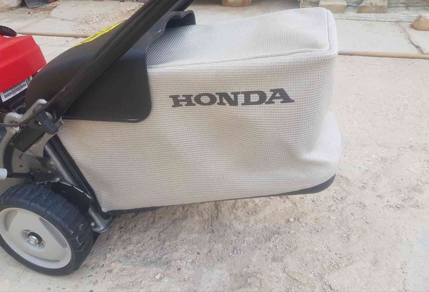 ​للبيع ماكينة جز وقص العشب الاحترافية من الشركة العالمية هوندا (Honda) من سلسلة Izy المعروفة بقوتها وعمرها الطويل.
:للبيع ماكينة جز وقص العشب الاحترافية من الشركة العالمية هوندا (Honda) من سلسلة Izy المعروفة بقوتها وعمرها الطويل
​الماركة: Honda (هوندا أصلية).  
​الموديل: Honda Izy.  
​المحرك: مزودة بمحرك هوندا القوي الحديث GCx160 يعمل بالبنزين، مما يوفر أداءً ممتازاً واستهلاكاً اقتصادياً للوقود.  
​الملحقات: تحتوي على كيس قماشي خلفي لتجميع العشب المبتور لسهولة التنظيف.  
​التصميم: هيكل متين وعجل قوي لسهولة الحركة والمناورة في الحدائق.  
​الحالة: شغال بحالة ممتازة وجاهزة للاستخدام المباشر.  
​السعر:  ٥٥٠٠٠٠ الف  
المكان: [ الديوانية ]
رقم الهاتف  ***********
