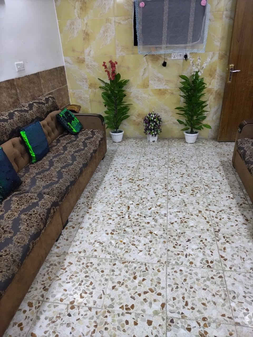 بيت مساحه 100 متر بيع مستعجل بيت كامل خدمات حي المصطفى شارع البهادل البيت مأجر ب 400,000 والبيت غير مشمول بلكص 
للأستفسار الاتصال/***********
