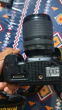 عدسة vr 18- 140 nikon 7100 مع كامل ملحقاتها  نظافتها 85٪ بطارية 2 اصلي...