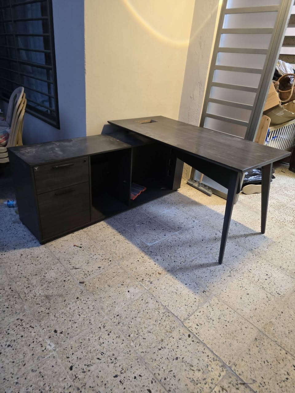 ميز مكتبي درجة اولى اخو الجديد من شركة فانه السعر ١٥٠ 
***********
