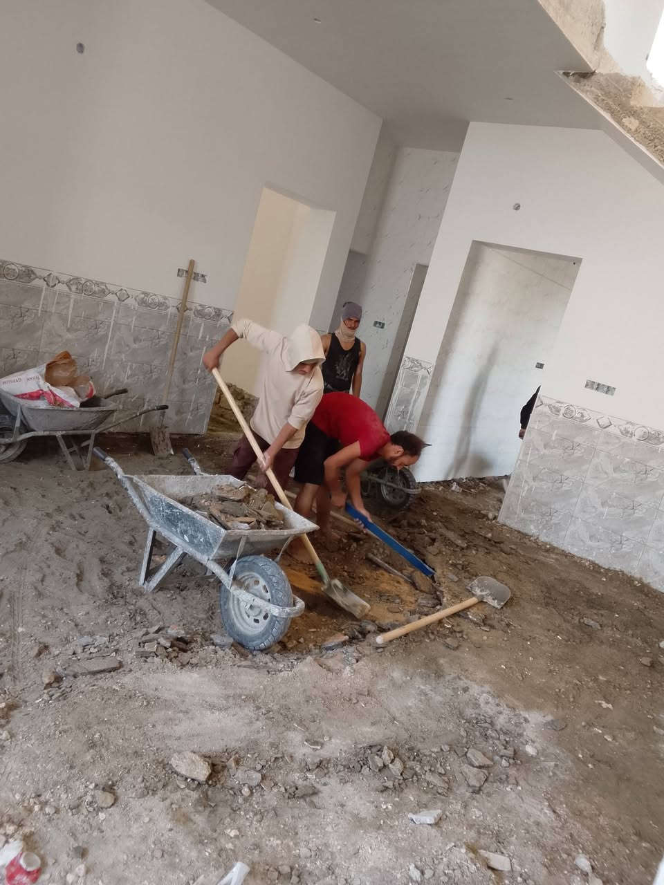 سلام عليكم  / يوجد كادر عمل جاهز/ تصعيد مواد/ تنضيف بيوت/ تفليش/ تكشيط/ تنضيف حدائق/ دفن نهري  / شقلنه ليل ونهار   /ومعداتنه جاهز/ ماعليك بس تصال  رقم  /     ***********
