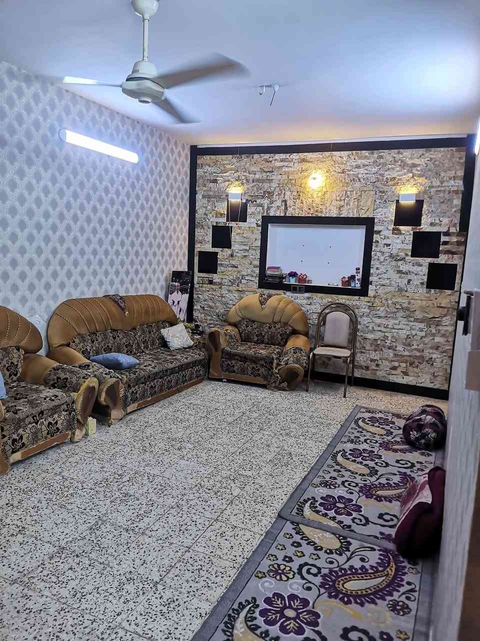 بيت 200 متر للبيع
الواجهه 8 ونزال 25 
بي 4 غرف نوم وحدة بالطابق الاول و3 بالطابق الثاني 

بغداد الاورفلي قرب لحوم العقابي فرع اسواق عقيل 
رقم الهاتف ***********
