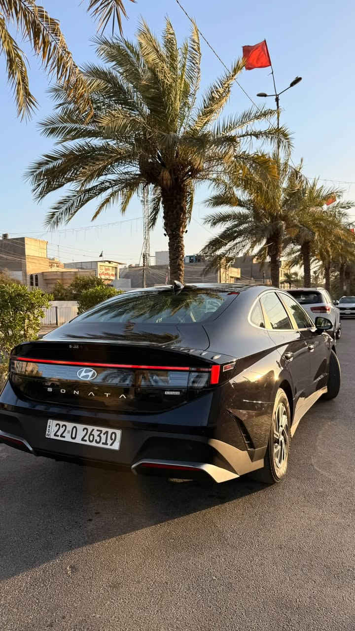 جديد و حصري و بسعر اقل من خواتها 
هونداي سوناتا 2026 بلو هايبرد 
ماشية / 8000 ميل 
حادث السيارة / جاملغ صبغ و حافة البنيد فقط بدون دواخل شاصي لغد كفالة 
ايرباك فقط ستيرن و راجع سستم كله شغال
مواصفات السيارة /
شاشة كبيرة متصلة و كير تعليك و انظمة القيادة شبه الالية و تحكم التبريد يكون شاشة لمس
و نظام تقديم و ترجيع من خلال الريموت
سعر السيارة / 179 ورقة و بيها مجال 
و ماكو ٢٦ بهل سعر 
مكاني بغداد السيدية 
***********
