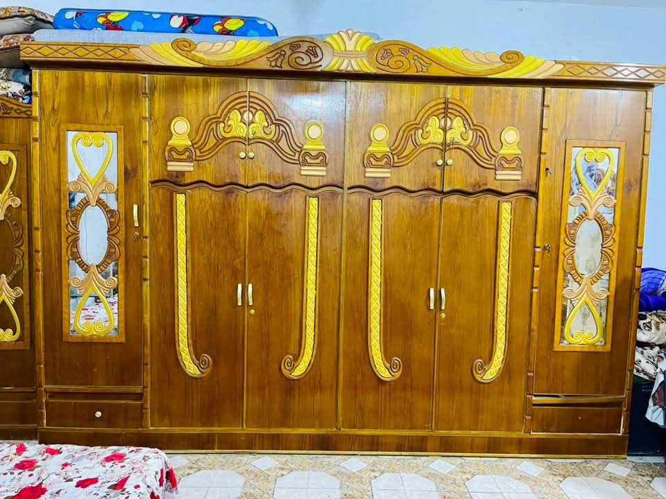 غرفة اخشاب صاج الاصلي خشبهه متانته وقوته وثگله تجي وتشوف بعينك  كنتور ابو الست بوب الحجم الكبير والچرباية ام تاج مثل ماتشوف السعر 700الف وبيهه مجال حك الجية  متواجداتصال عالخط أو واتساب الرقم ***********
