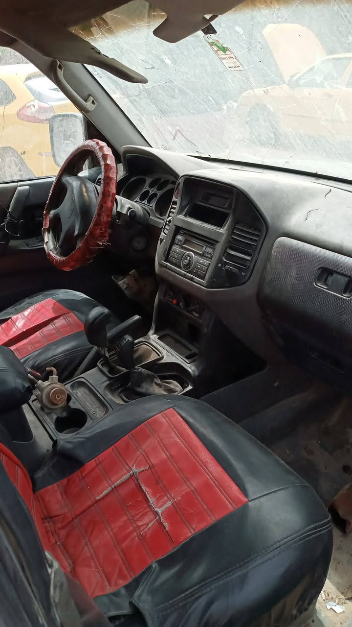 سياره باجيرو للبيع سياره شغاله عوزها بس البم يتعير***********   السعر ٣٠ وبيها مجال  الناصريه
