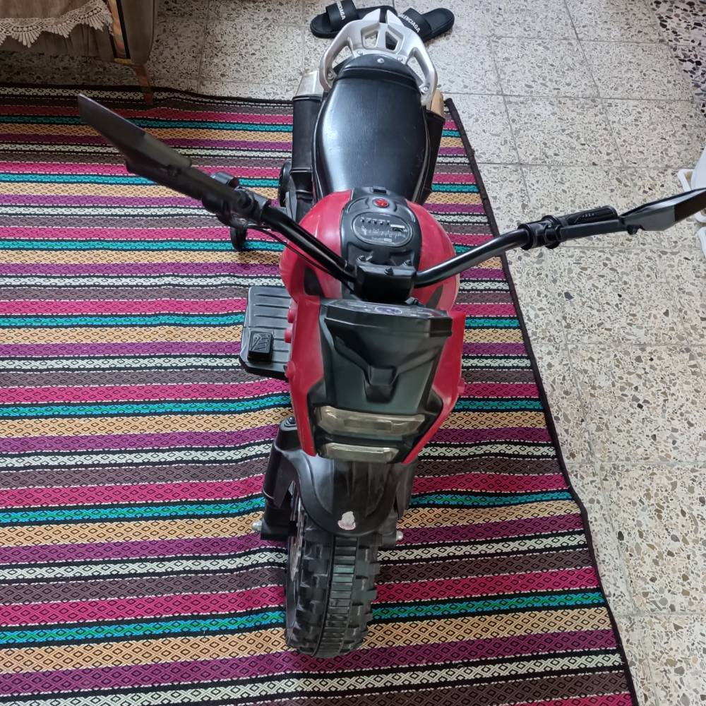 سيارة أطفال • شغالات • تحتاج بطارية