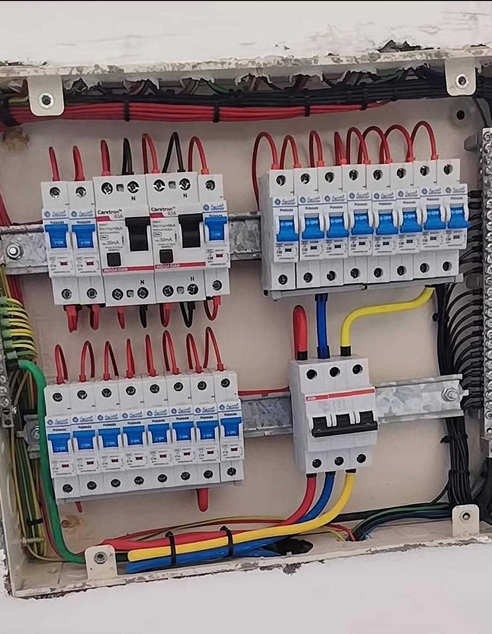 تأسيس كهرباء ⚡️ شغل درجه أولى  تسليك حفر تثبيت نشر شبكات تشطيب منازل  للتواصل ***********
