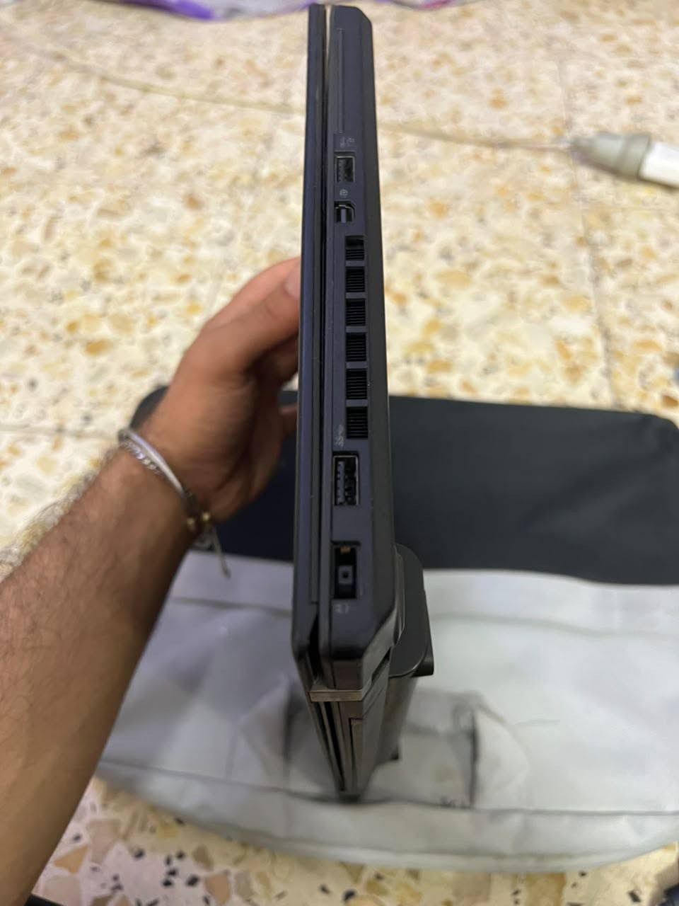 سلام عليكم 

لابتوب Thinkpad نضيف نضافتة كدام عينك 

معة ملحقاتة

 شاهنة 
وماوس 
ووسماعات محيطية اصلية 
ولجنطة 

السعر 300وبيهة مجال 

الستفسار ***********
