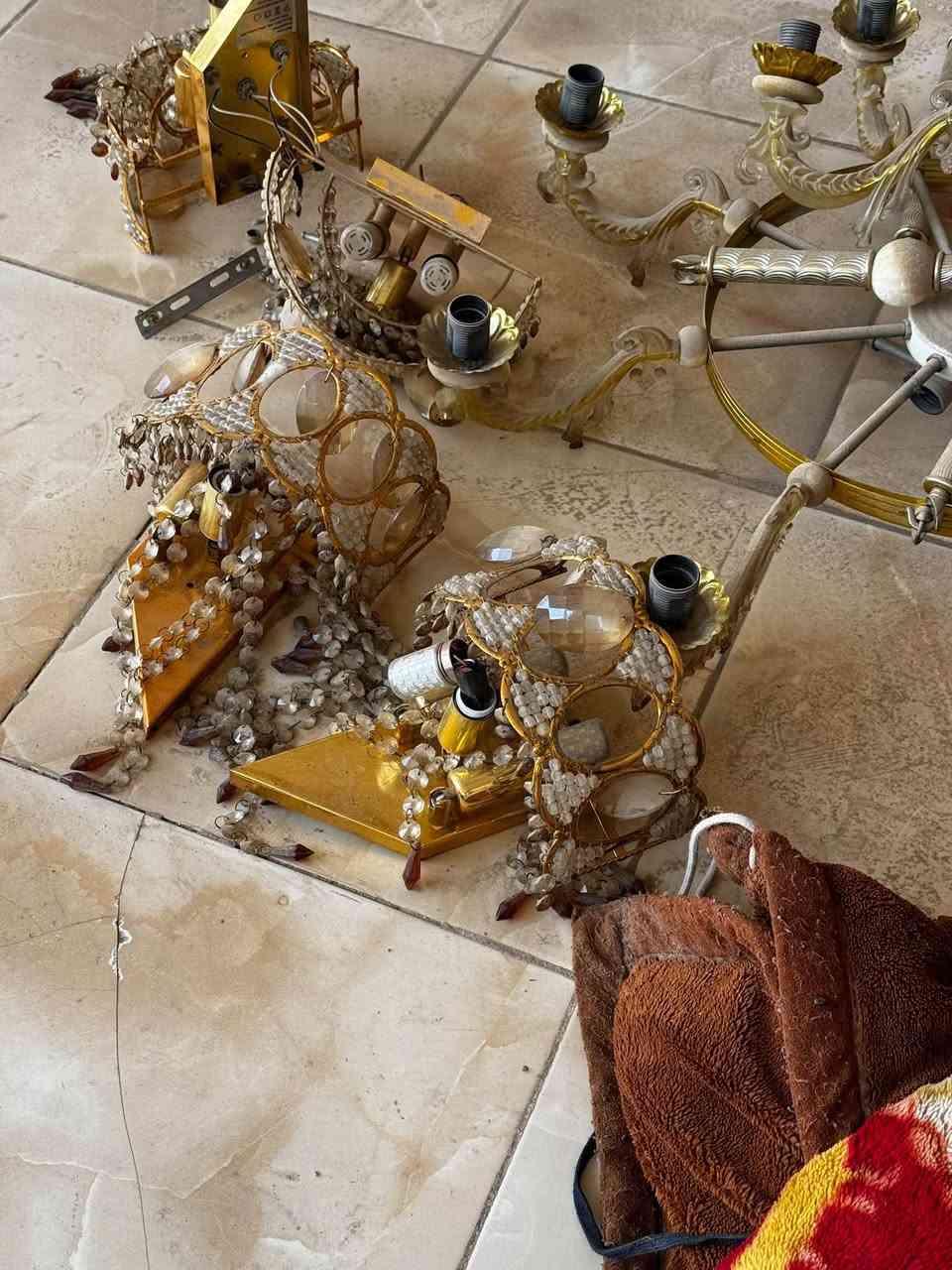 السلام عليكم ثريات للبيع قيم باليرضي الله وتعال اخذهن ***********
عوزهن بس تنضيف وشد
