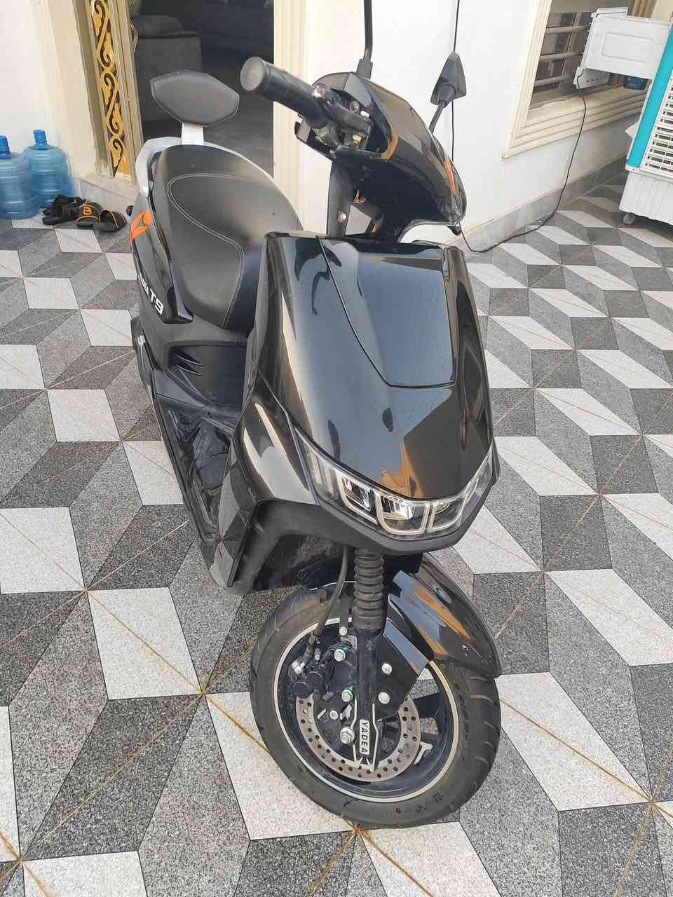 دراجة شحن شركة ياديا موديل T9
2 كير و سرعة 50 نضافة فول و 6 بطاريات 
السعر 850 وبيها مجال للأستفسار الاتصال على هذا الرقم
***********
