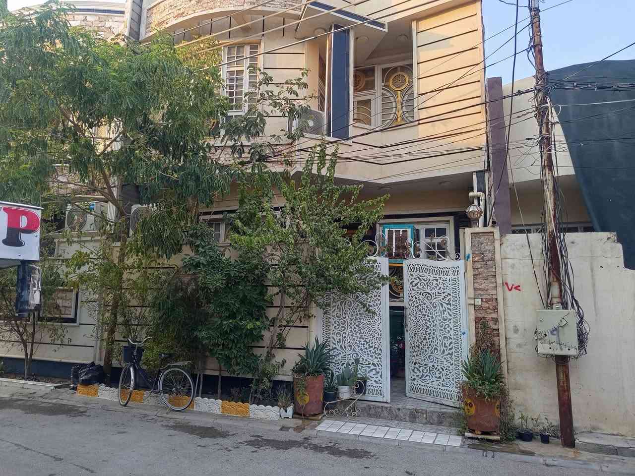 دار طابقين للبيع  بناء حديث طابو زراعي سند 25 مكاتبه ووكاله مساحه 100م الواجهه 7 م النزال 14.5م خارطة وديكور وتصميم وموقع درجة اولى يتكون من استقبال و 4غرف نوم و مطبخ و صاله وصحيات داخليه وخارجية وطابق ثاني وصاله طابق ثاني و بيوته الخدمات مدارس ابتدائي وثانوي وماء وكهرباء وتبليط وخط مولد وإنارة ومجاري بعقوبة 7نيسان خلف الكلية الاساسيه فرع اسواق ود الثالث السعر 140مليون وبي مجال للشراي تفاصيل اكثر داخل الفيديو للاستفسار خاص او ***********
