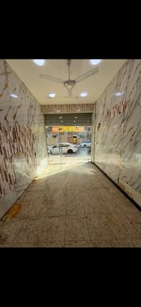 محل للايجار المكان : شارع فلسطين حي الادريسي  المساحة : الواجهة 3 والن...