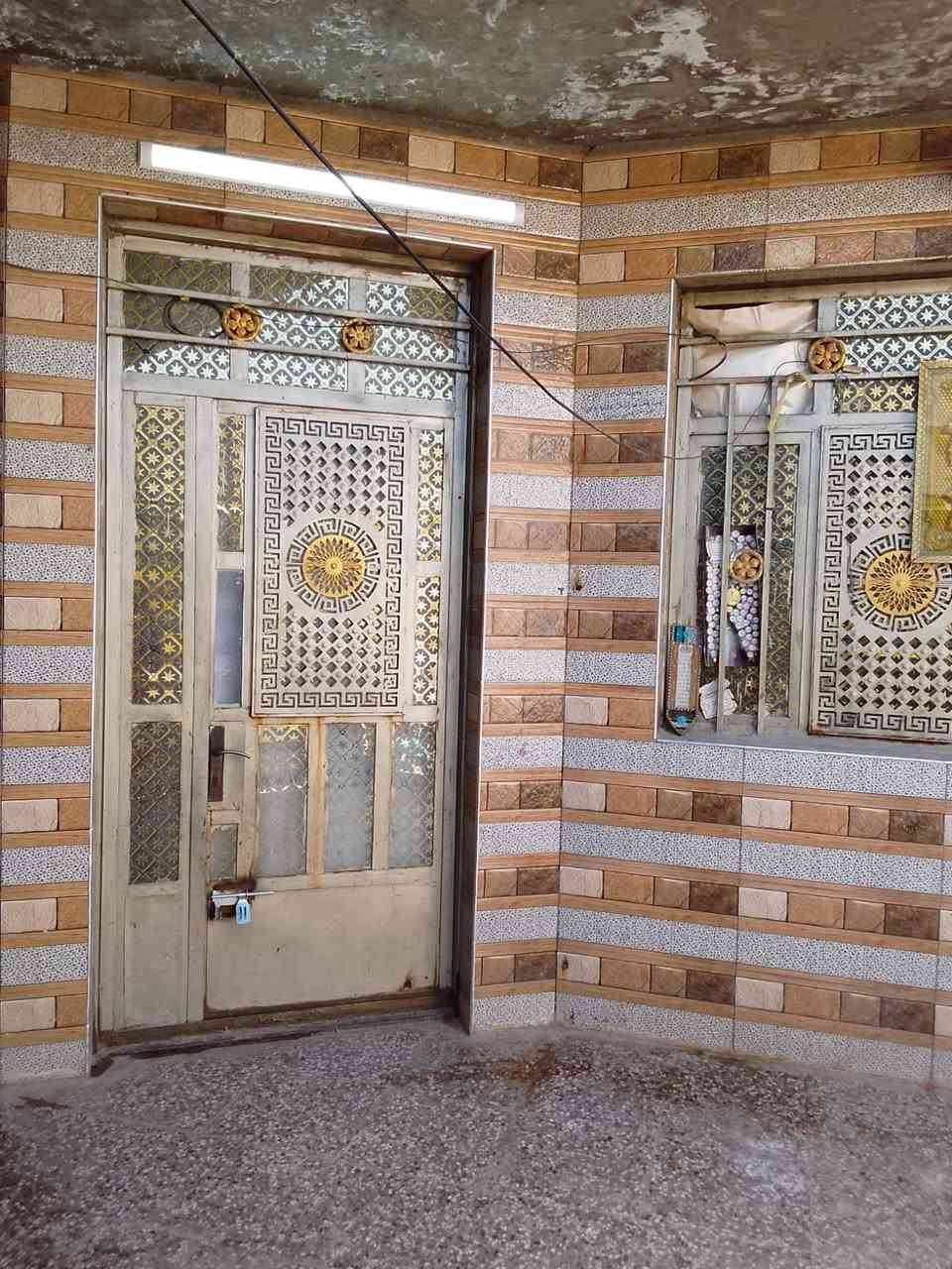 ---
*للبيع بيتي 🏠*

السلام عليكم 
عندي بيت للبيع مساحته *140م* بمكان هادئ وراقي وكل الخدمات متوفرة: تبليط، ماء، كهرباء، مدارس، وكلشي قريب.

*مواصفات البيت:*
- *طابقين*
- *6 غرف*
- *3 حمامات*

*الطابق الاول:* 
استقبال + مطبخ + هول + حمام داخلي + حمام خارجي + غرفتين

*الطابق الثاني:*
4 غرف + هول + حمام + سطحين  
_ملاحظة: بعد بيه شوية نقوصات_

*السعر: 150 مليون دينار*  
قابل للتفاوض

*للتواصل واتساب واتصال:* 
📞 ************* 
📞 *04715232754*

_اي استفسار اتصال وتساب_

---
