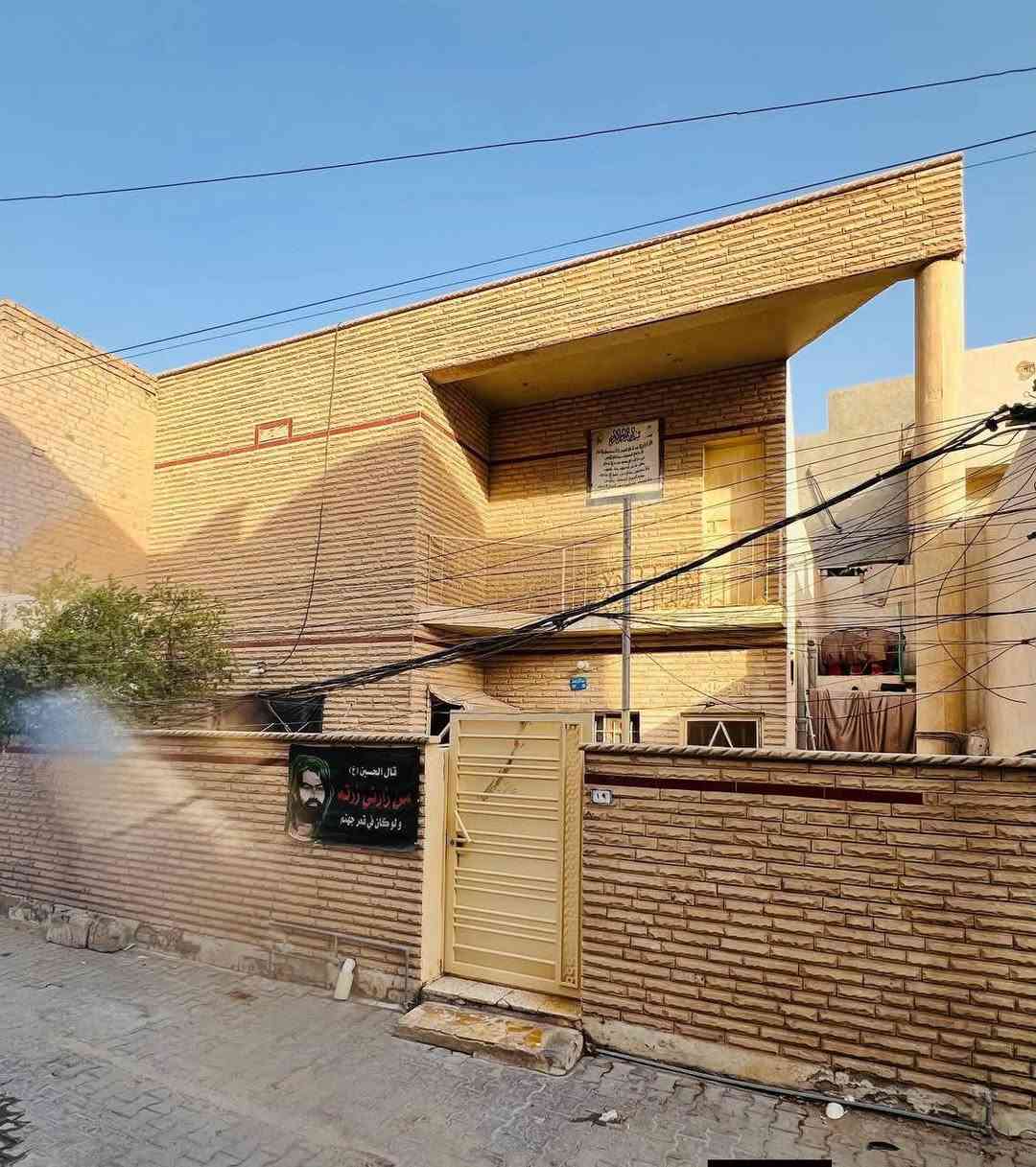 السلام عليكم 
دار للبيع منطقة المشروع طابقين يقع الدار مقابيل مستشفى البتول بلضبط .الفرع الي يكون بين ماسنجر للالبسه الرجاليه وبين مكتبه روتانا
يحتوي الدار على:
🔷غرفتين نوم
🔷استقبال
🔷مطبخ
🔷هول 
🔷منور داخلي
🔷حمام
🔷صحيات
🔷ممر جانبي
🔷طرمه كبيره
🔷حديقه
♦️مساحه الدار 150 واقع حال وبلسند 138 الواجهه 10
للاستفسار ***********
