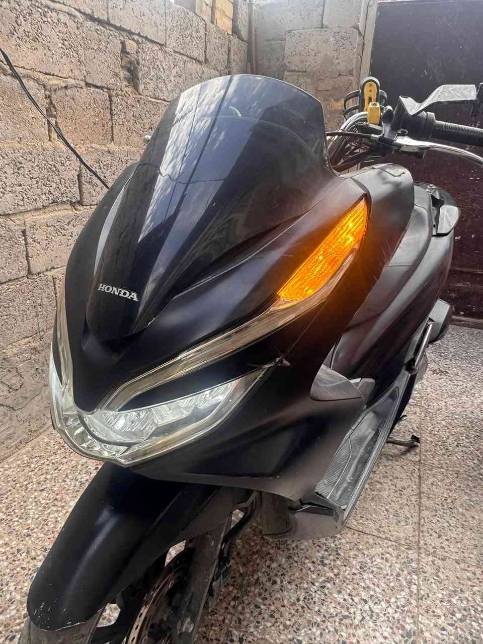 🔥 للبيع هوندا PCX 150 – Gen 3 🔥

🏍️ Honda PCX 150cc – Gen 3

دراجة هوندا PCX، عملية ومريحة للاستخدام اليومي والمشاوير داخل بغداد.

المواصفات:
✅ محرك 150cc
✅ أوتوماتيك
✅ تشغيل بصمة Smart Key
✅ شكل رياضي وشبابي
✅ جاهزة للاستخدام
✅ أوراق أصولية

ملاحظات على الحالة:
🔸 بيها طگة بسيطة وآثار استخدام وخدوش موضحة بالصور.
🔸 الكرسي بيه فتحة بسيطة ومبينة بالصور.
🔸 الفحص متاح للجادين.

💰 السعر: 13 ونص ورقة 💵 وبيها مجال بسيط
📍 الموقع: بغداد – الشعب

📞 للاستفسار: اتصال أو واتساب
***********

⚠️ السعر قابل للتفاوض للجاد فقط، والفحص خير دليل.
