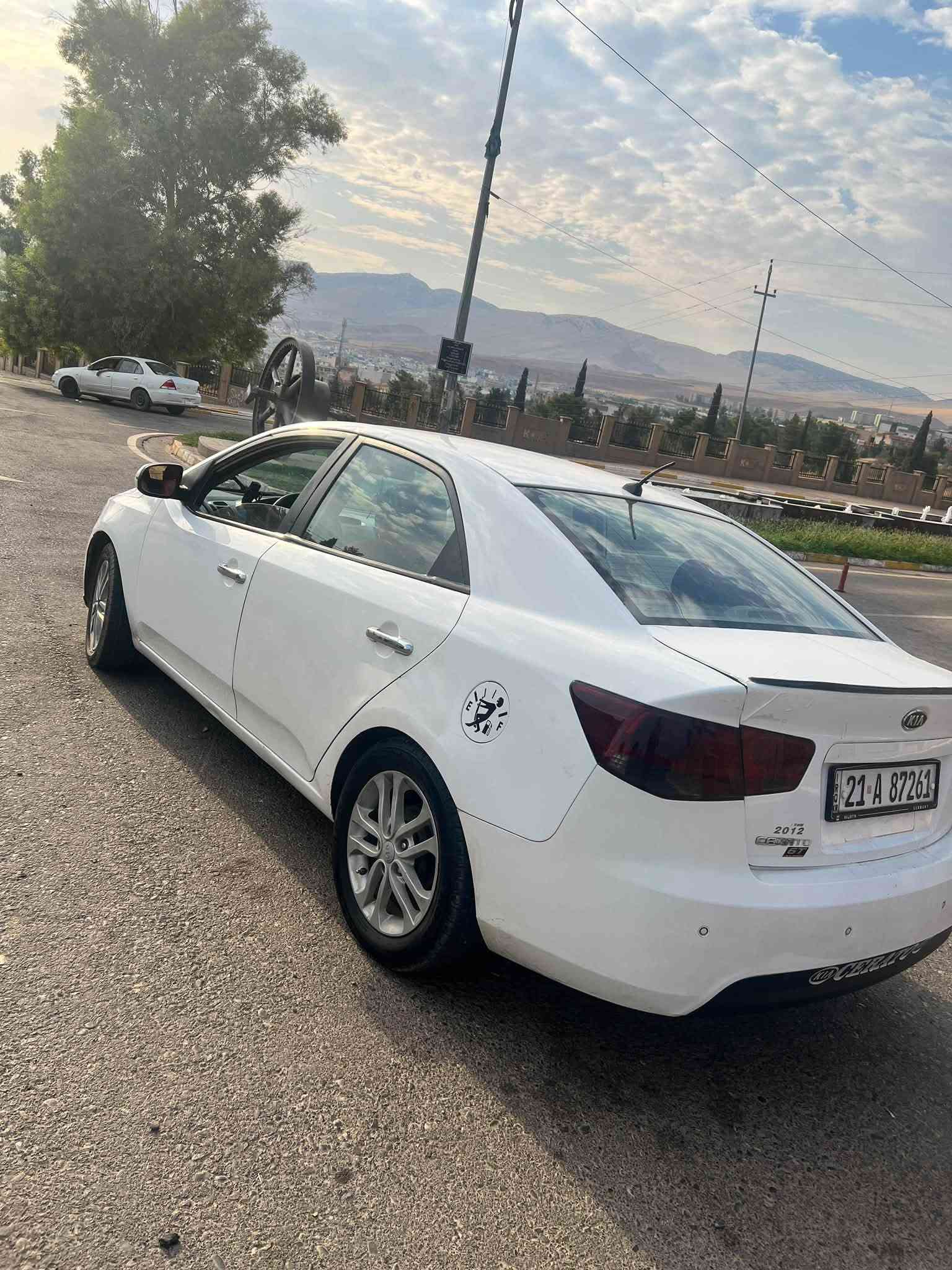 سیراتو مۆدیل ٢٠١١
یەک دەرگای بۆیاغە بەبێ داخیل دەرگای سەکنیش کەمێک کارتی هەیە وێنەکەیم داناوە ، رقەم سلێمانیە سەنەوی نوێیە تا ٢٠٣١ بەناوی خۆکە مەکینەی نەکرایتەوە گێڕ و مەکینە بەشەرت وەکالە و بەناو کردن بەشەرت سعری ٨٩ مەجالێکی کەم.***********
