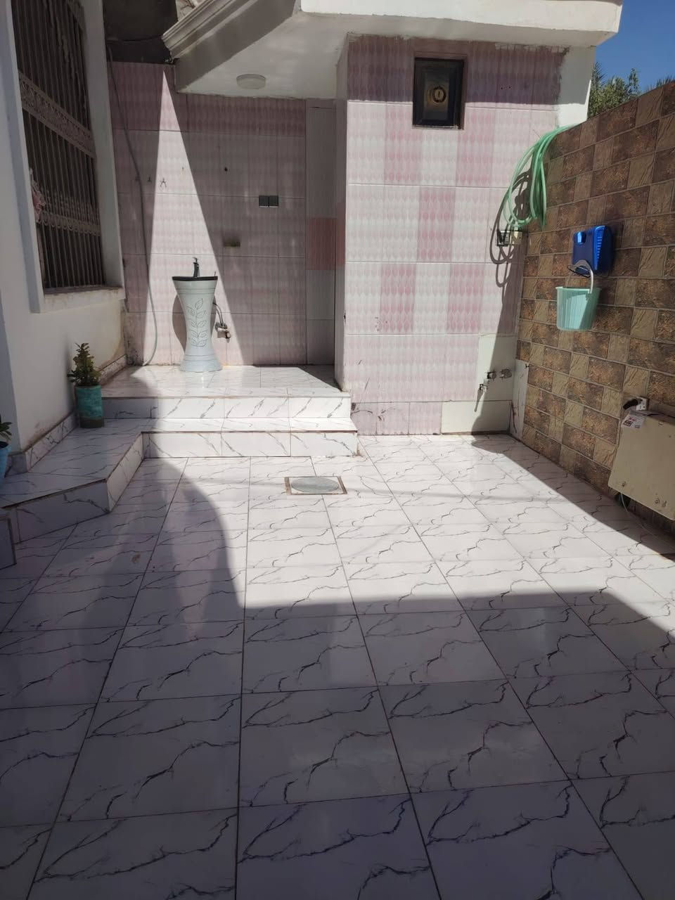 🏠 بيت للبيع بمواصفات مميزة (نظام زنجيل - واجهتين) 🏠
توفر بيت مميز ونظيف جداً للبيع، جاهز للسكن الفوري بموقع ممتاز ومواصفات راقية.

📐 تفاصيل العقار:

 المساحة: 175 متر مربع.

 التصميم: طابقين (بناء نظيف وبحالة ممتازة جداً).

 الإطلالة: نظام زنجيل (يحتوي على واجهتين أمامي وخلفي)، مما يوفر تهوية ممتازة وإضاءة طبيعية طوال اليوم، وسهولة في الدخول والخروج.

🛏️ التوزيع الداخلي للبيت:

 غرف النوم: 4 غرف نوم واسعة ومريحة.

 المطابخ: يحتوي البيت على 2 مطبخ (موزعة بشكل يخدم الطابقين وعملي جداً).

الموقع بابل الحصوه حي الشهداء خلف حسينيه الزهراء اقرب نقطه داله مدرسه الكواكب

 المرافق الأخرى: صالة استقبال، مجاميع صحية، وكافة الخدمات الأساسية.

✨ مميزات إضافية:

 البيت بحالة نظيفة جداً ولا يحتاج إلى مصاريف إضافية (جاهز للسكن).

للاستفسار ***********
غير متواجد على النت
