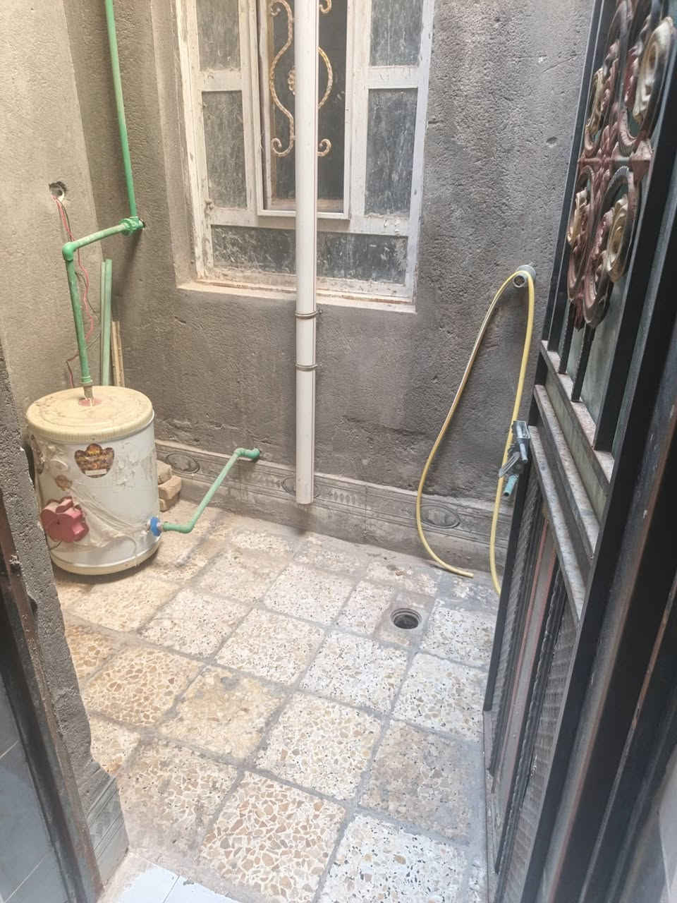 بيت للايجار مساحه ١٠٠ متر بحي الكرامة (المالكي) نهاية شارع العيادة الايجار ٣٠٠ الف
 غرفه +صاله+مطبخ+استقبال+ صحيات داخلية وخارجية على ساحه نضيف البيت
***********
