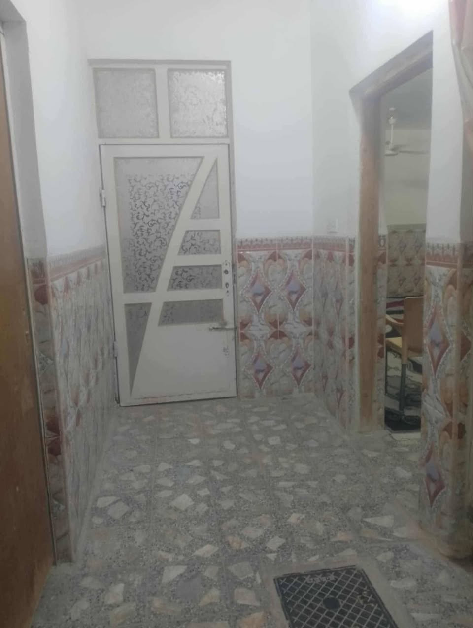 السلام عليكم بيت للبيع مساحه 200متر حي العسكري قرب الادله الجنائيه طابق ونص الطابق الثاني معزول بدرج للشارع وحده بي غرفه وصاله ومطبخ وحمام والطابق الاول غرفتين كبار 4/6واستقبال 4/7/والصاله /4/6/المطبخ 4/5/ومدخل /3/2الكراج  وحمام خارجي وداخلي السعر  135 وبي مجال للاستفسار اتصال ع هذا الرقم ***********....أو   واتساب *********** صاحب العقار @
