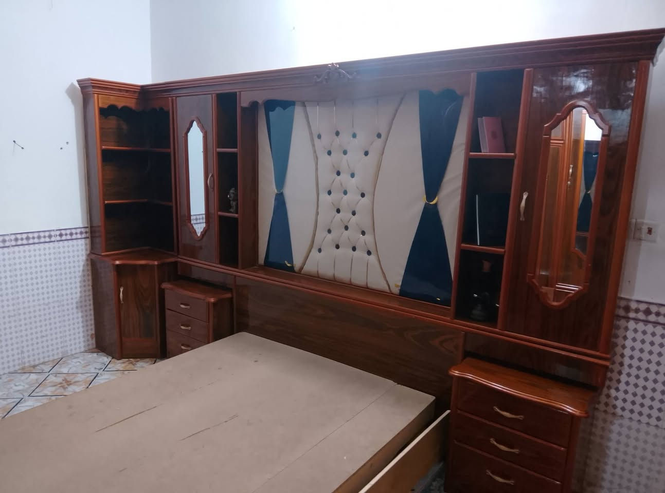السلام عليكم غرفه للبيع طابقين ست بيبان السعر مليونين وبيها مجال بسيط***********
