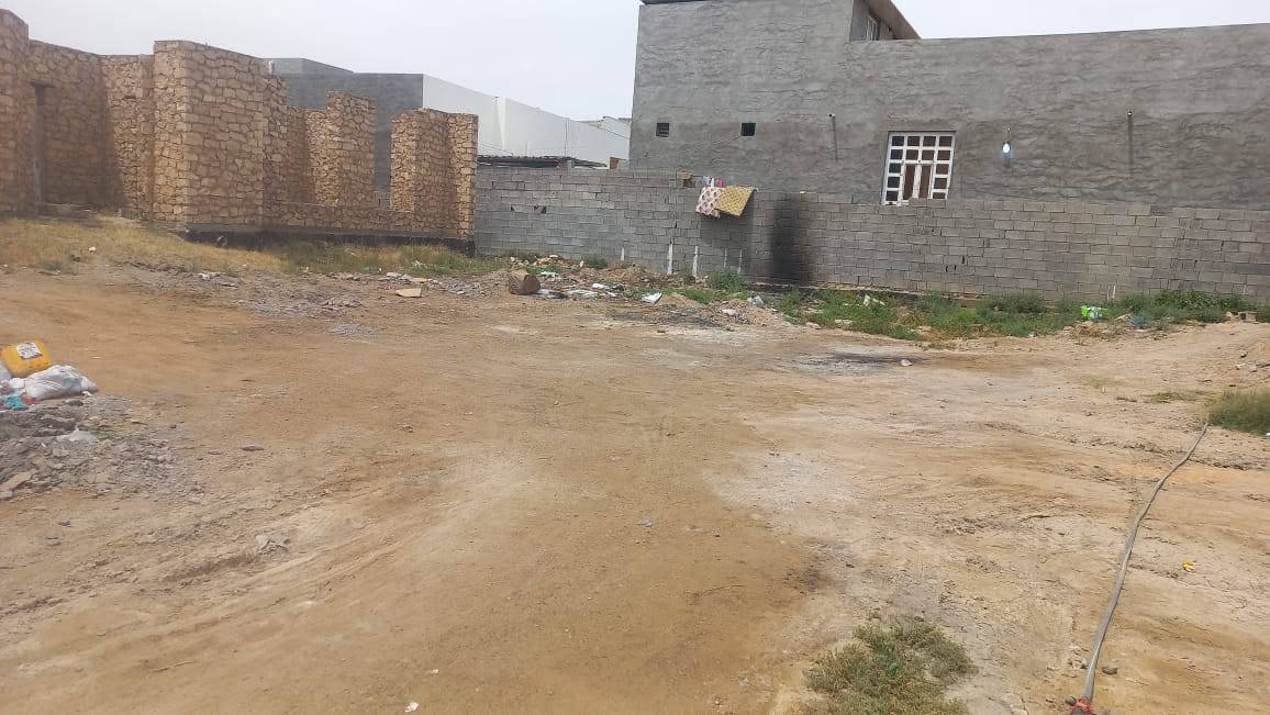 تعلن عقارات لؤي عن بيع دار سكني غير كامل بناء حجر للسقف وغرفتين وصاله وصحيات كامله المساحه ٧٠٠ متر طابو زراعي توفر كافة الخدمات في الجزيره البوفراج قرب جامع الرسول محمد 
السعر ٧٠ مليون قابل للتفاوض 
للإستفسار الاتصال على الأرقام التاليه 
لؤي ***********
نصر ***********
احمد ***********
او زيارة المكتب الكائن في كورنيش البوفراج
