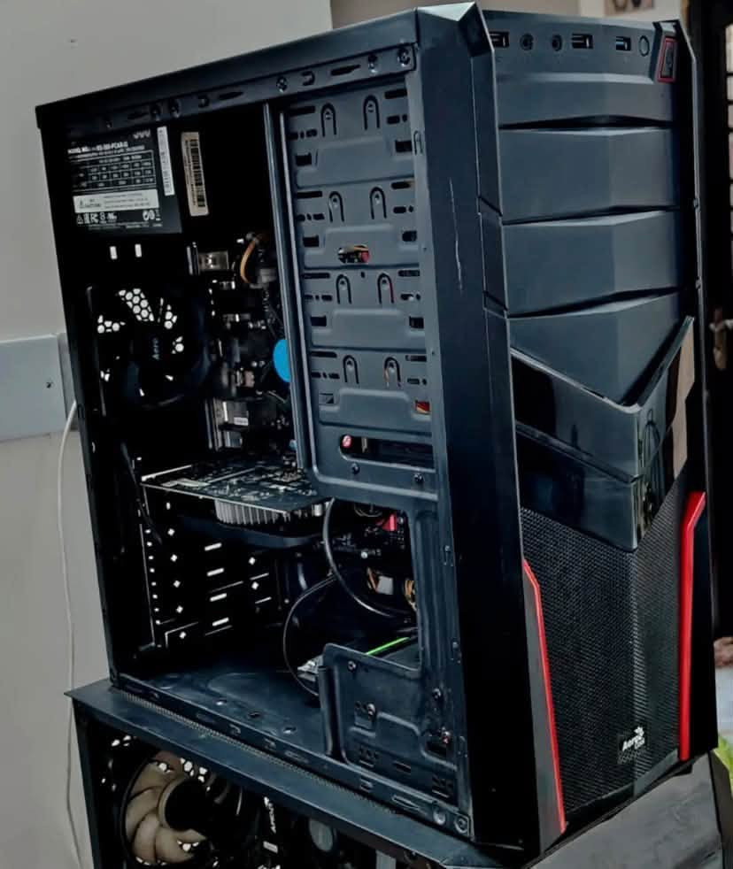 تجميعه pc للبيع
CPU I5 7400 4 CORE 4 THERADS
COOLER CPU INTEL STOCK
M. B MSI B250M GAMING PRO
RAM 8GB DDR4 TEAMGROUP
GPU GTX 1050TI 4GB ASUS
POWER 500W COOLER MASTER
CASE BLACK AERO COOL
M. 2 NVME 128 GB XPG
HDD 1 TB SEAGATE
السعر: 325 ألف (بي مجال للمكاسرة)
الجهاز نظيف ويتشغل القطع أصلية ومضمونة 
للتواصل:***********
