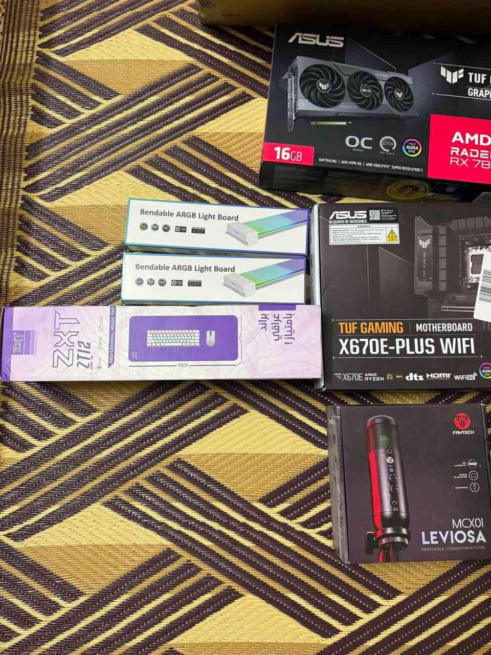 السلام عليكم الحلال للبيع
المواصفات 

CPU: Ryzen 5 7600x
Ram : 32GB 6000mhz DDR5
 CPU Cooler: DeepCool 360mm
 Motherboard (M.B): Asus TUF X670E WiFi DDR5
 Graphics Card (GPU): Asus TUF RX 7800 XT 16GB
 Case: Asus TUF G502
 Power Supply (PSU): GIGABYTE 1000W
 Fans: N10 ARGB (10 Fans)
 Cables: Asiahorse ARGB Extension Cables (24-Pin & GPU)
 Storage:
 M.2 Samsung 970 EVO 1TB
 M.2 T Force  1TB
 M.2 T Force 500GB

وياها يجي شاشتين

1/ Gigabyte 2K 170HZ 
2/ FH 100HZ
وميز كمينك كبير وكرسي طبي
وكيبورد aula 
وماوس X20 
ومايك فانتيك 
وماوس باد 90CM
وسماعات كيمنك corsair 
وكراتين التجميعه كامله موجوده حتى كراتين الشاشات يعني تشد وتلعب 
للبيع التواصل خاص 
***********
