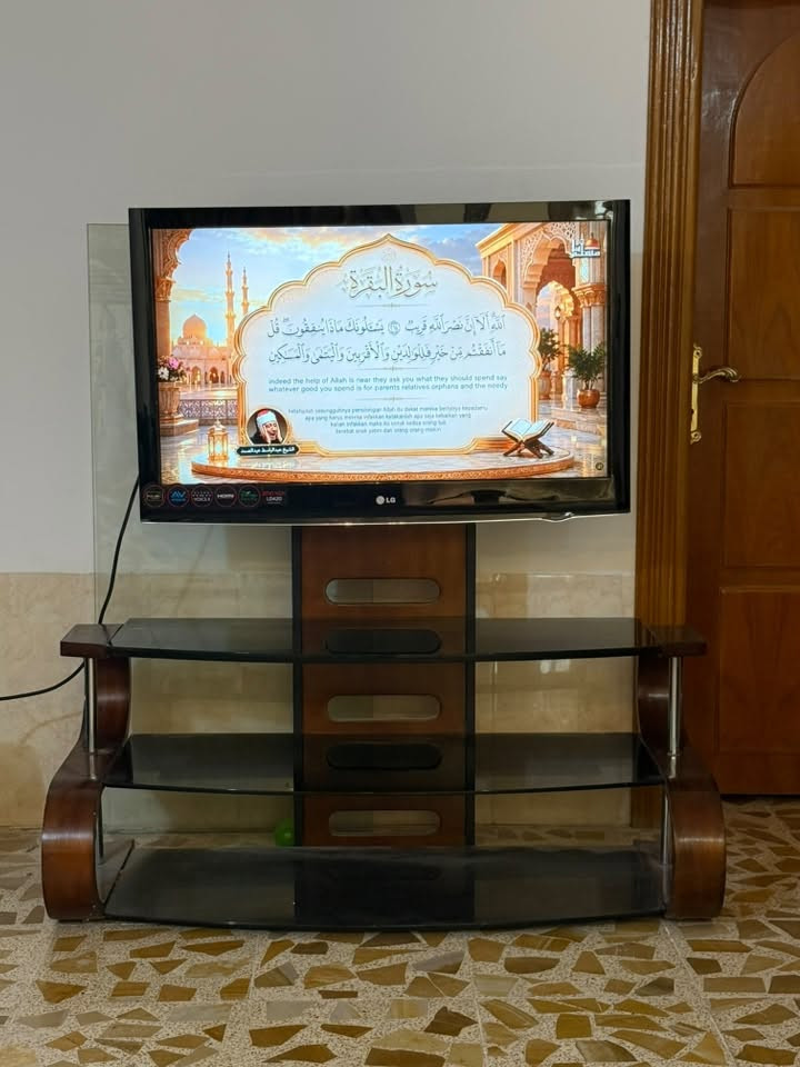 شاشة 42 وميز
200 الف مكان نجف 
***********

