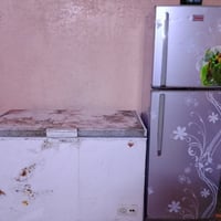 ثلاجه شغاله بيه سنجار قليل والباب شادينه برزات سعر ٧٥ والمجمد شغاله سع...