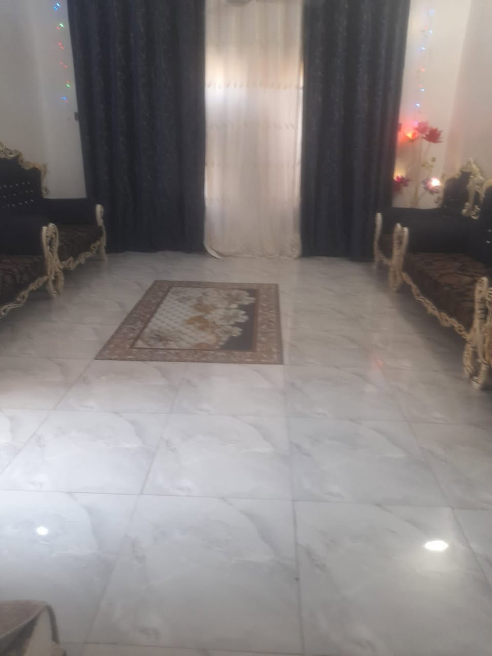 يوجد بيت لبيع مساحته 235م سند 25 زراعي باسمي نقص بي سياج خارجي واستقبال بس مصعديه ماكامله بناء طابوق كول صب عالي عن شارع بابل طهمازيه فرع مخبز لمصطفي للاستفسار ع هذا رقم ***********

