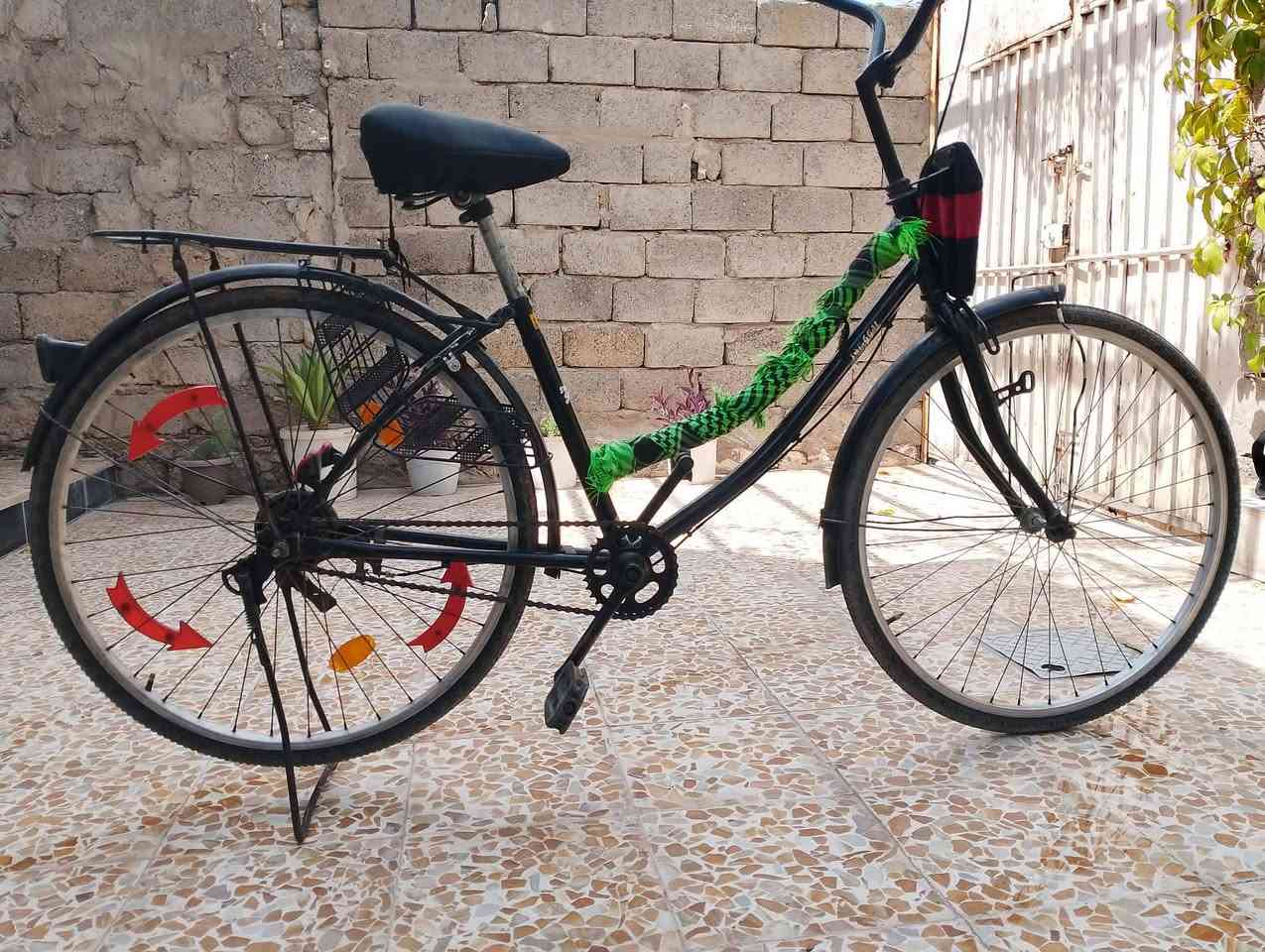 بايسكل عبد الحليم 

حجم 26 نضيف مابي شي 

العنوان موصل جانب الايمن 

السعر 65 بي مجال حك جيتك 

***********

