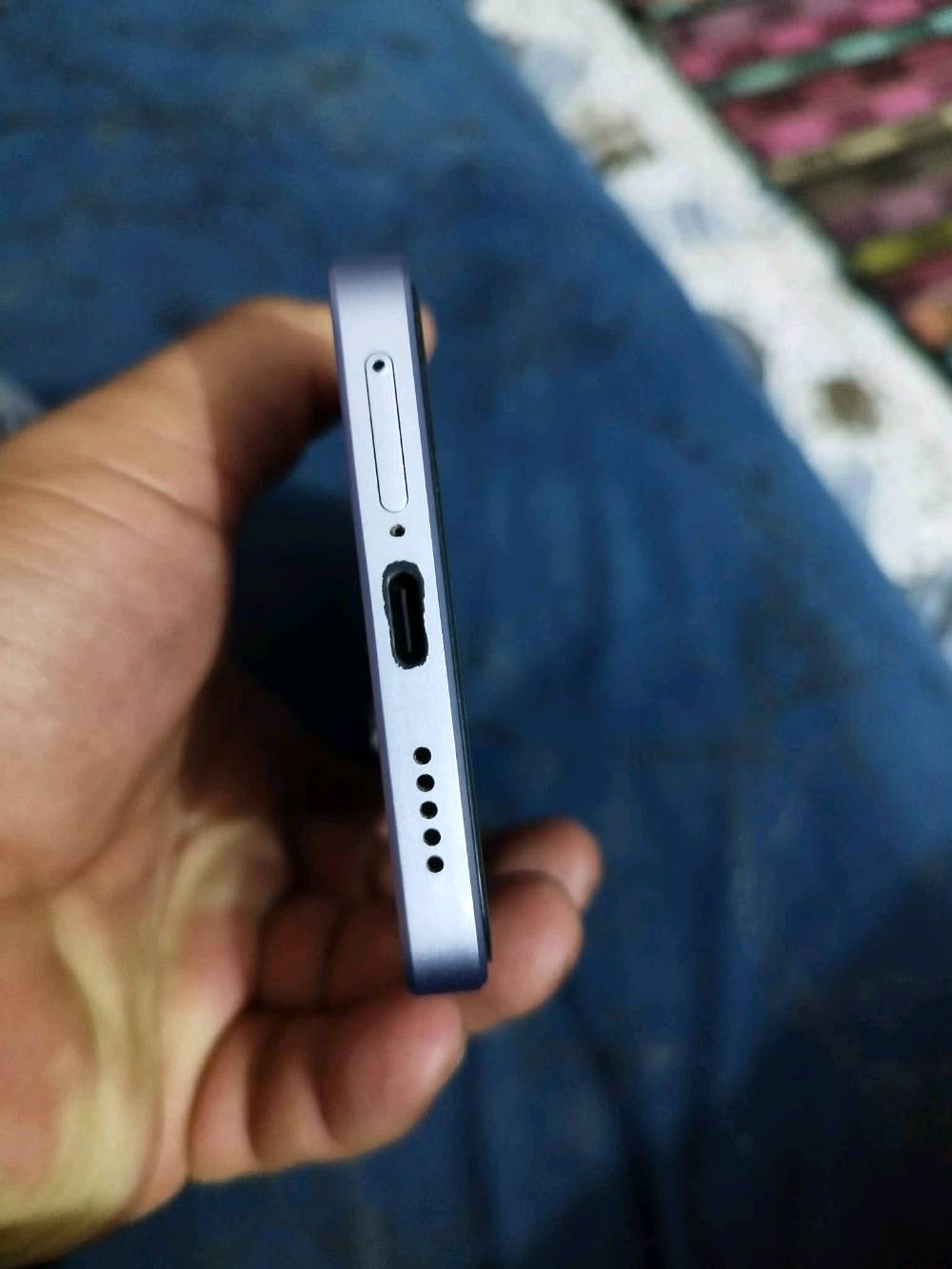 هاتف ريدمي نوت 13 برو 5G
- **كاميرا قوية ثلاثية:** 200 MP الخلفية + 8 MP واسعة + 2 MP ماكرو لالتقاط تفاصيل رائعة  
- **سيلفي ممتاز:** 16 MP تصوير فيديو حتى 1080p@60fps  
- **أداء قوي:** معالِج كوالكوم سناب دراجون 7s جين 2  
- **ذاكرة وتخزين كبيرة:** 12+12 جيجابايت رام / 512 جيجابايت تخزين  
- **شاشة مبهرة:** AMOLED 6.67 بوصة، FHD+، 120Hz، سطوع حتى 1800 شمعة  
- **بطارية وشحن سريع:** 5100 مللي أمبير، شحن 67W عبر USB Type-C  
- **حماية قوية:** Gorilla Glass Victus
---
*الجهاز بي ضربة بالشاشة ممأثرة عليه موضحة بالصورة بيع او مراوس السعر 250 الف عنوان حله مركز واتساب ***********