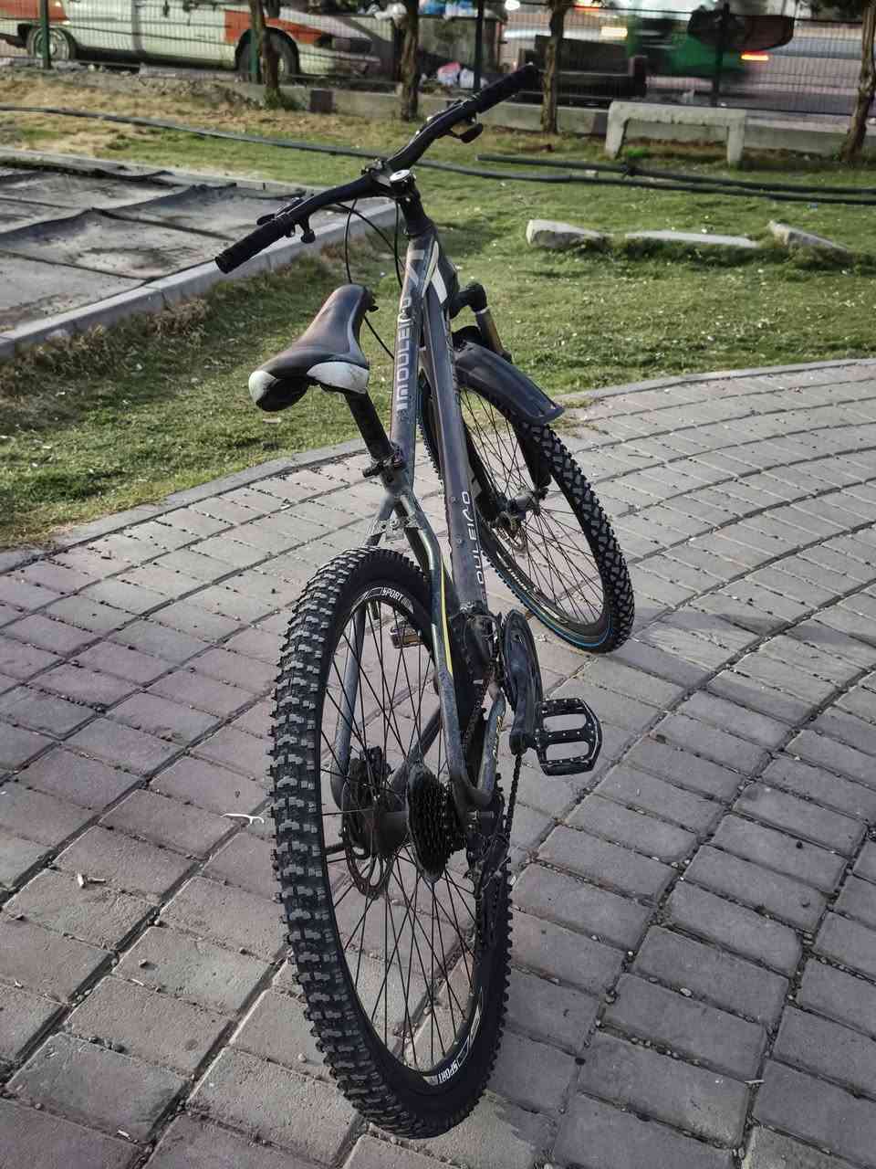 ​الماركة: OULEICO
الحالة:  بنظافة جيدة وجاهز للاستخدام مباشرةً.
​المواصفات:
​دراجة جبلية (Mountain Bike) متينة ومناسبة لكافة الطرق.
​نظام فرامل ديسك (Disk Brakes) أمامي وخلفي لقوة توقف ممتازة.
​ممتص صدمات (جامبينات) أمامي لسياقة مريحة في المطبات.
​دبلات وشاسيه قوي مع تايرات جبلية ذات ثبات عالٍ.
​السعر: [110] ألف دينار (قابل للتفاوض ).
​الموقع: [بغداد السيديه قرب تقاطع درويش]
​للتواصل والاتجاه: [***********]
