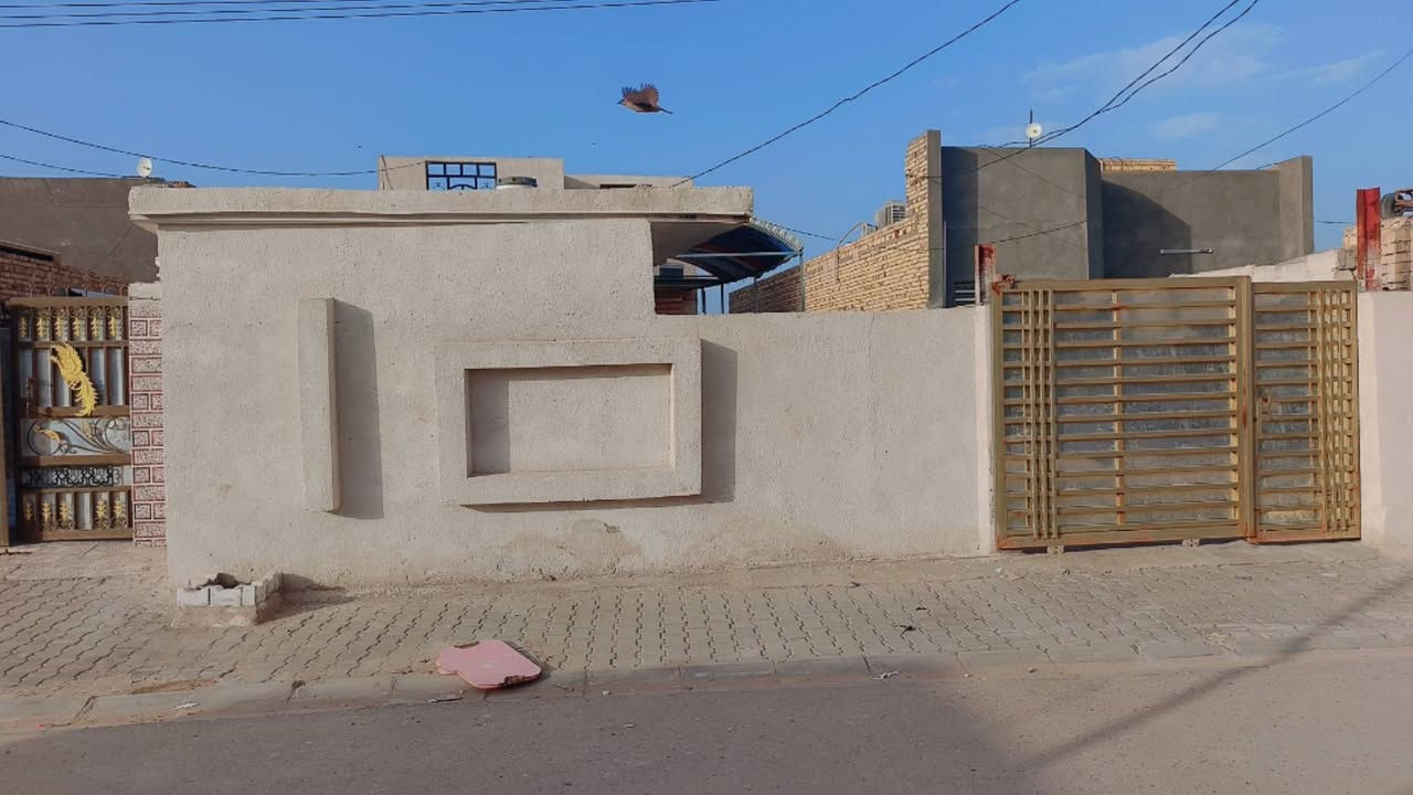 400 مساحه     العنوان طريق السنية حي العامل جهت الزوار نزلت المدارس والمستوصف
البناء 200
غرفتين 6 ✖️ 4
وصحيات داخليه 
وصحيات خارجي 
وصاله داخليه 5 ✖️ 4
ومطبخ بارد 5//في 3
مطبخ حار خارجي 5في 4
كراج كبير + مسقف 
ستاره وواجهيه طابق ثاني كامله فرمستون 

يبعد عن الشارع العام 600 متر شوارع مبلطة كل المنطقة 
ماء  خطين وكهرباء ومولد
البناء 
الاساس مسلح صب 
مخبوط طابوك وبلوك  
السقف عكاده 

وجه القطعه 10 متر والنزال 40
مشمول بلتطويب 

السعر60 وبي مجال
الاستفسار 
خاص 
او اتصال ‏‪***********
