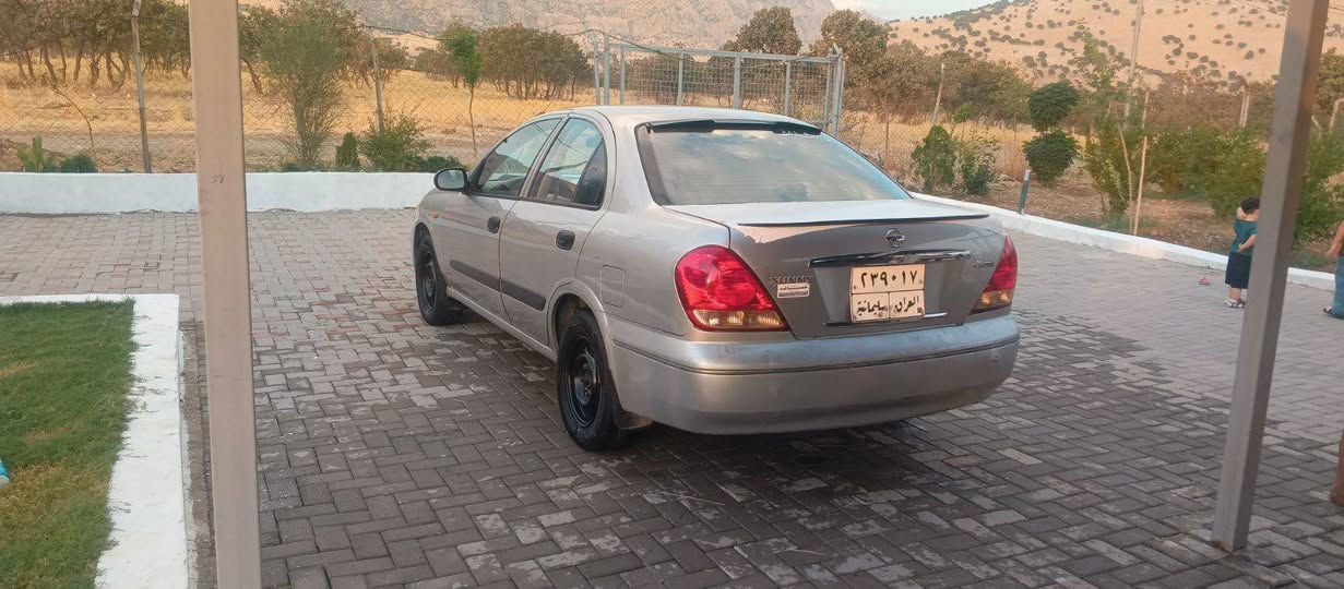 نیسان سەنی 2008 یابانی 
ژینگەی دراوە سەنەوی تەواو بووە
٣ پارچەی پێشی بۆیاغە 
کەمێک ناوی گرتووە 
گێڕو مەکینەو تەبرید بەشەرت 
تەحویل و غرامەو بڕاوەی بەشەرت
سعری قوفڵی 62 گەڵایە بێ معامەلە
گێڕ ئۆتۆماتیک ... مەکینە سپی 
ناو زەرد .. جام عادی 
تایەیی تازە 
*********** لە پیرەمەگرونم دخان, السليمانية
