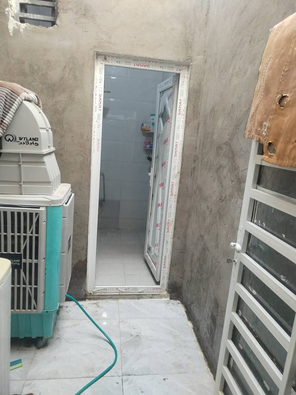 بيت مساحة 100متر
بناء طابوق اساس صب وسقف صب يتكون غرفه وصاله وستقبال مطبخ صحيات داخليه وخارجيه 
عنوان علوة الفحل مخزن الموز شارع ياحسين مرقم من البلديه ومشمول بل تطويب معاملته كامله 
***********
