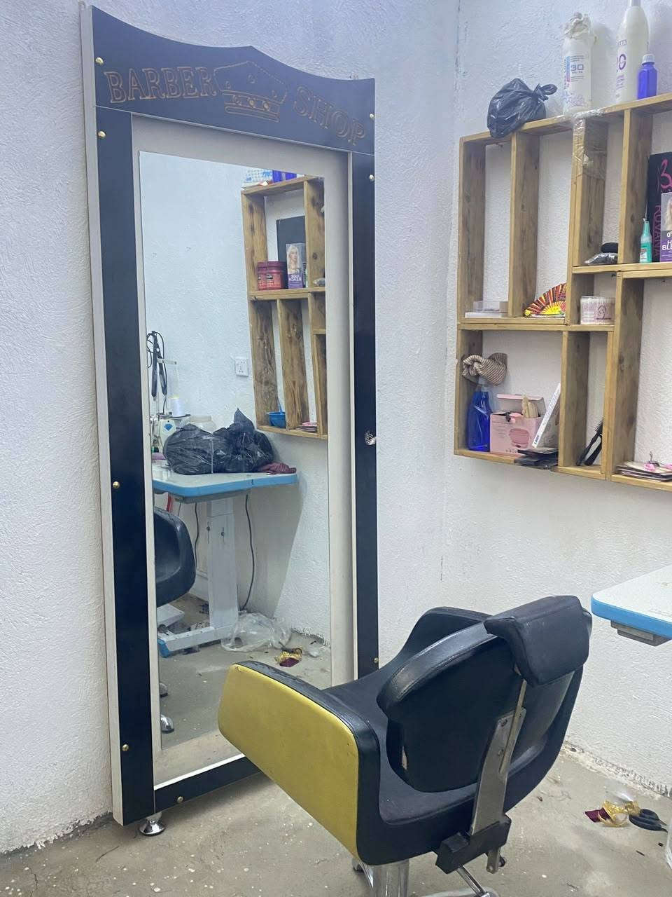 سلام للبيع ميوزه مع الكراسي والفاترينه مكان محموديه ناحيه الرشيد  السعر 275 وبيه مجال   لاتصال***********
