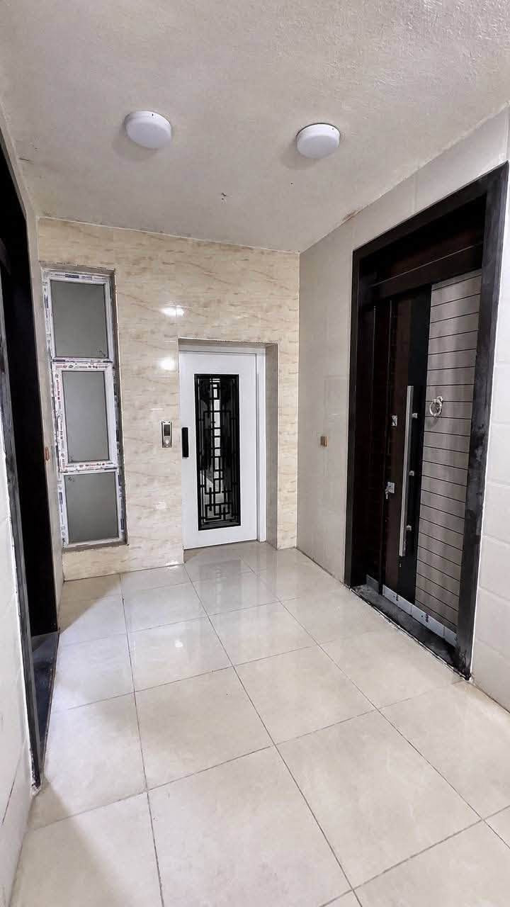 للبيع شقة سكنية مميزة في قلب الأعظمية – بغداد
في حال الدفع كاش يكون السعر 130 مليون دينار للشقة الامامية و 125 مليون للشقة الخلفية

او متوفر نظام الاقساط على اربع دفعات ويصير السعر في حال اقساط 160 مليون دينار للشقة الامامية و 150 مليون للشقة الخلفية 

 الموقع: الأعظمية – شارع عمر، بالقرب من الباخرة

 

الكاونتر مال مطبخ هدية ويه الشقة في حال حبيتو تغيرون الالوان او المرمر اللي بالكاونتر يكون التغيير مجاني وعلى حسب ذوقكم 

فرصة مناسبة للسكن أو الاستثمار في موقع مميز وحيوي داخل الأعظمية، ضمن بناية حديثة ومرتبة بتشطيبات جميلة.

 تفاصيل الشقة :

• تشطيبات داخلية حديثة ومرتبة

• أرضيات أنيقة وسهلة التنظيف

• مطبخ جاهز بخزائن مرتبة

• مصعد داخل البناية

• مداخل وممرات نظيفة وحديثة

• شرفات وإضاءة طبيعية جيدة

• توزيع عملي للمساحات والغرف

• موقع قريب من الخدمات والأسواق والمناطق الحيوية في الأعظمية

 الشقق مناسبة جداً للعوائل، وتتميز بموقعها داخل واحدة من أعرق وأفضل مناطق بغداد.

 للاستفسار والمعاينة:

واتساب: ***********

 المعاينة متاحة للجادين تواصلو على ارقامنا الموجودة
