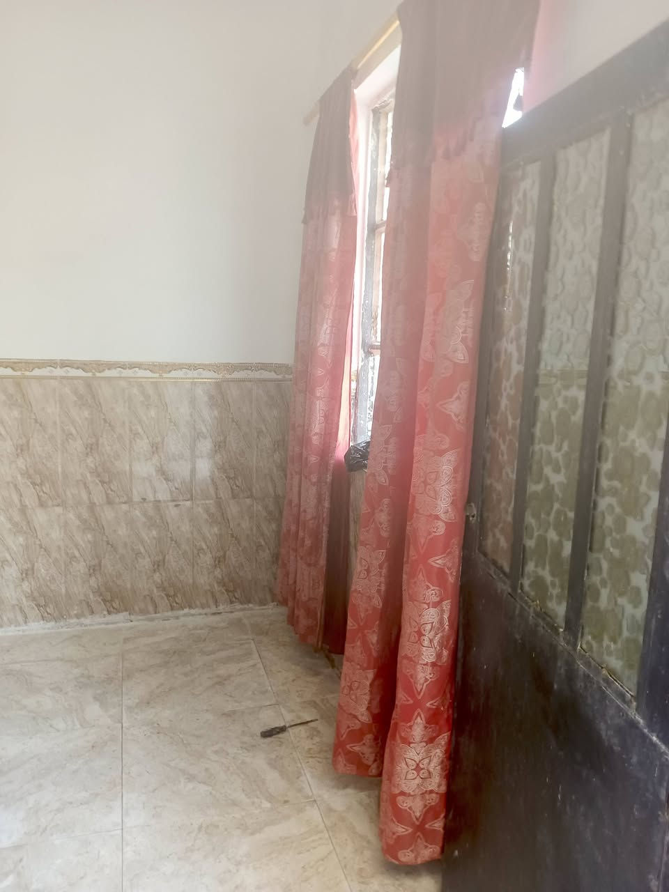 السلام عليكم صاحب البيت بيت للايجار جديد ومرتب بي غرفة كبيرة + صالةكبيرة  + مطبخ + مكشوفة وصطح بي خزان وكيزر مساحتة 60 متر  الموقع النجف الاشرف حي نداء شارع 60 قرب جامعه الكفيل كفى اسواق الغرابي متوفر يمة كافة الخدمات كل شهر بشهرة إجارة 200 للاستفسار ***********موجود وات ساب أو الرقم هاذا اتصال
