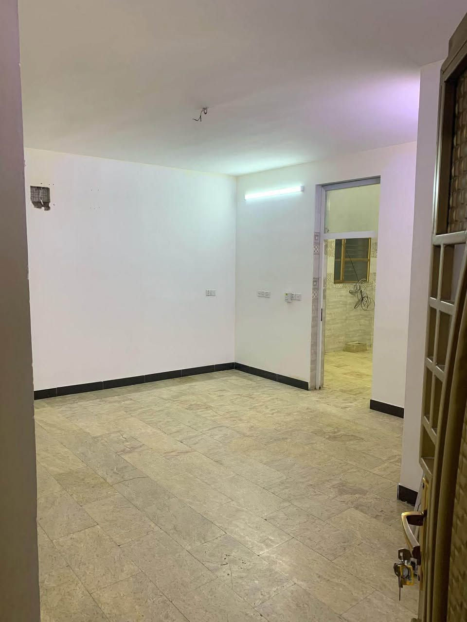 � شقق للإيجار في عمارة راقية – للعوائل فقط 🏡
📍 الموقع: الكرادة خارج – قرب حلويات أبو عفيف
📌 موقع مميز جدًا يربطك بالكرادة داخل، الكرادة خارج، والعرصات
✅ موقع استراتيجي قريب من جميع المناطق الحيوية والخدمية

🔹 الشقة:
• غرفتين نوم
• صالة
• مطبخ
• حمام
• بلكونتين بإطلالة جميلة

✨ مواصفات العمارة:
✅ مصعد كهربائي يعمل 24 ساعة
✅ حارس متواجد دائمًا
✅ تنظيف يومي للعمارة
✅ كاميرات مراقبة حديثة
✅ خزانات ماء مستقلة لكل شقة
✅ العمارة مخصصة للعوائل فقط – بيئة هادئة وآمنة

📞 للاستفسار أو المعاينة:
📱 ***********

