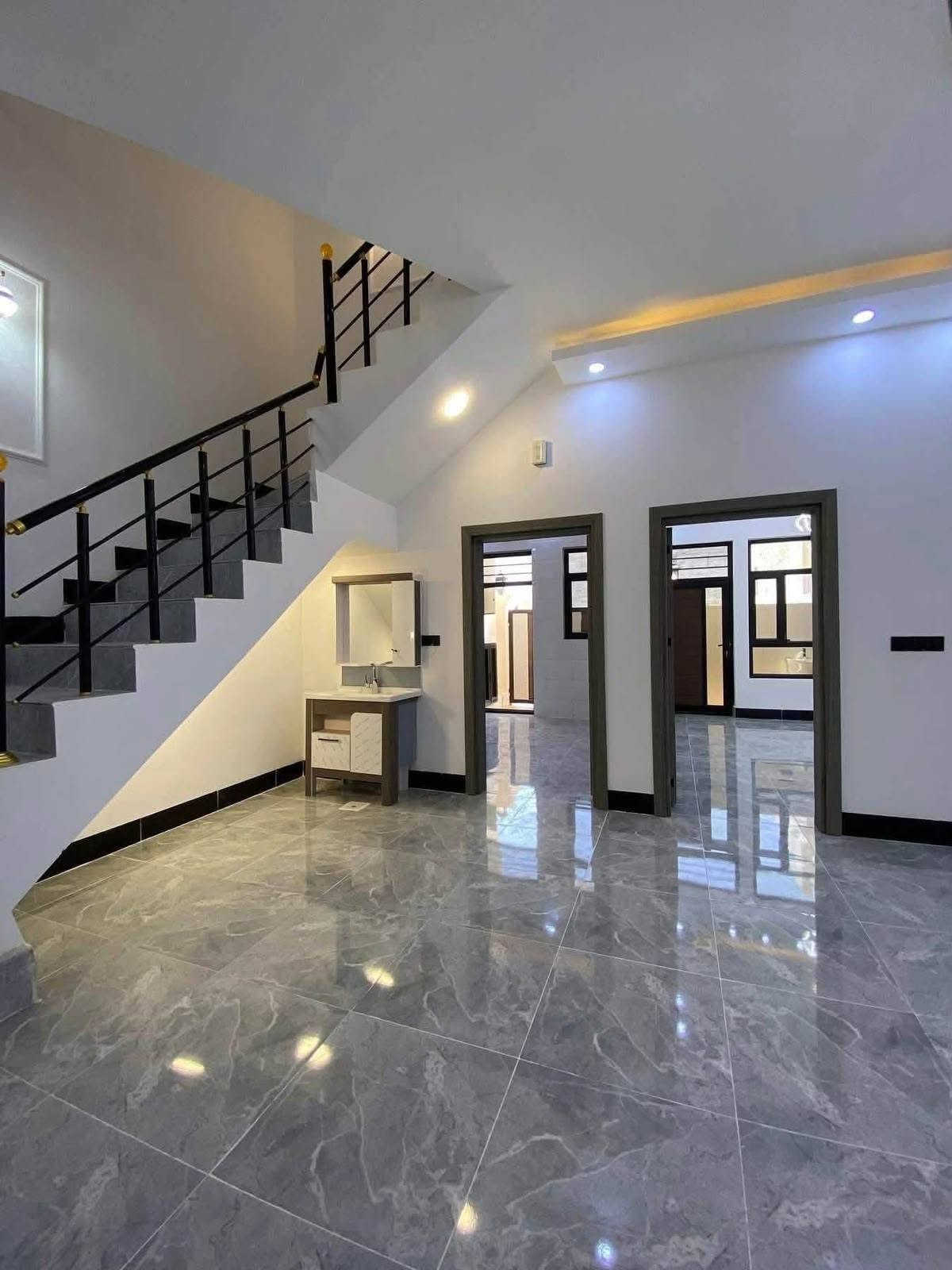 السلام عليكم
دار للبيع في تكريت الديوم🏠

مساحته الكليه 100متر مربع في حي التصنيع📍 

الوجه 7م النزال 15م 

موقعه جداً راقي و مميز☑️ 

بصف الركن السعر مناسب 

بالنسبه لموقع الدار💰 

غرف نوم ثلاثه واستقبال 

وصاله واسعه ومطبخ🚰 

مجموعه 3 صحيه الدار 

شغل جناي درجه أولى✍🏾

السعر / 85 وبيها مجال 

للأستفسار ***********
