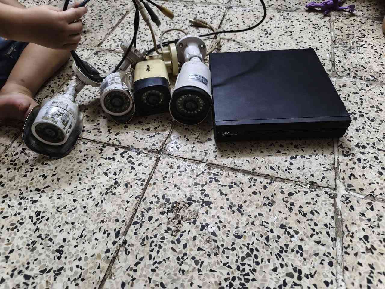 عندي جهاز وياه 4كامرات شغالات
وياه هارد هديه
 
بدون كيبلات
جهاز انلوك
رايدهم ب25
مكان بغداد الشعب
***********
