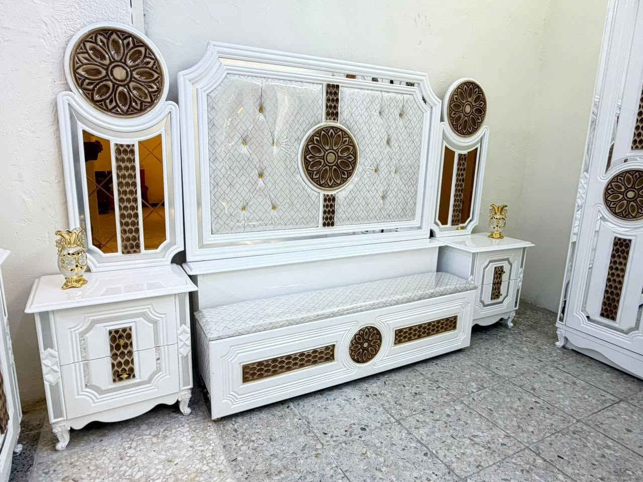 💥💥معمل ومعرض الفتلاوي للأثاث العراقي💥💥
 موديل 🌻🌻((زهرة الشمس))🌻🌻

السعر   ((3.350 ))   ألف دينار عراقي

يتكون من 10 قطع

الارتفاع الكنتور يكون 240 سم
العرض الكنتور يكون 335 سم

الوجه ان دي أف 14 ملم
الداخل صاج طبيعي 4 ملم 
الضهر جرجوبه براغي للسهولة الفتح والشد 
السعر شامل اجور النقل والشد لجميع محافظات العراق

العنوان 
بغداد الجديده خلف جامع السامرائي  
الاتصال أو الحجز //***********
