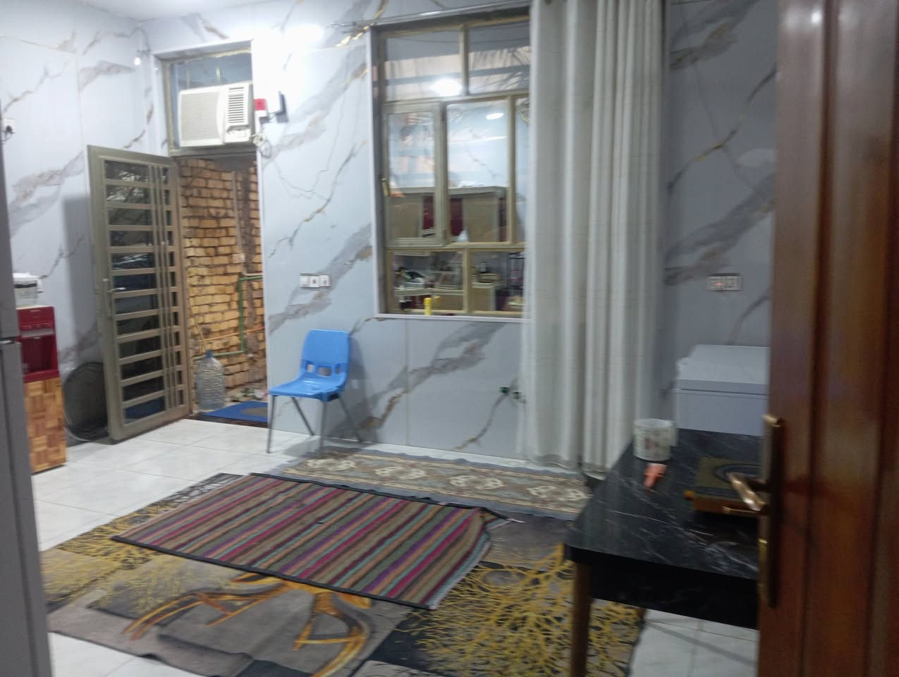 السلام عليكم.
بيت لبيع مساحة ،200م.
طابقين الطابق الثاني هكيل .
زين القوس شارع الكفاح. 
داخل فرع (ام البنين)
السعر ،140
لتواصل ***********

